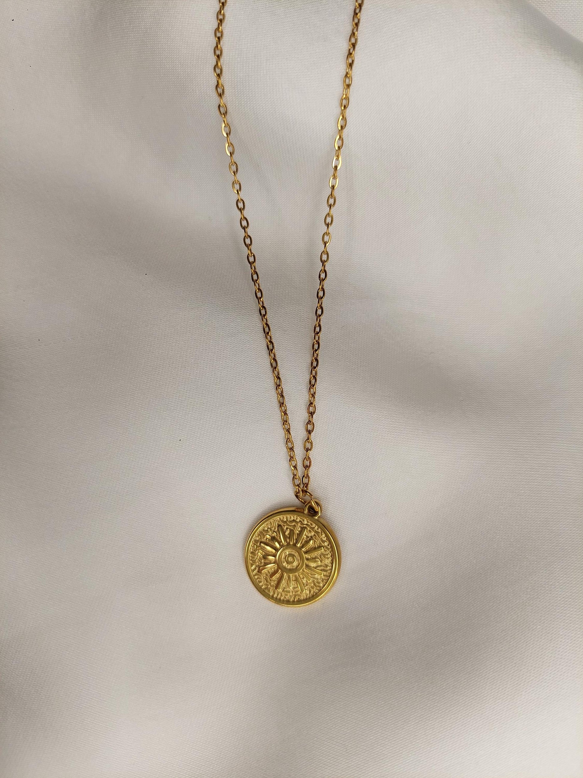 Goldene Sonnen Amulett Kette • 18K vergoldeter Edelstahl • Spirituelle Halskette • Schutzsymbol • Minimalistisch Boho • Geschenk für Frauen