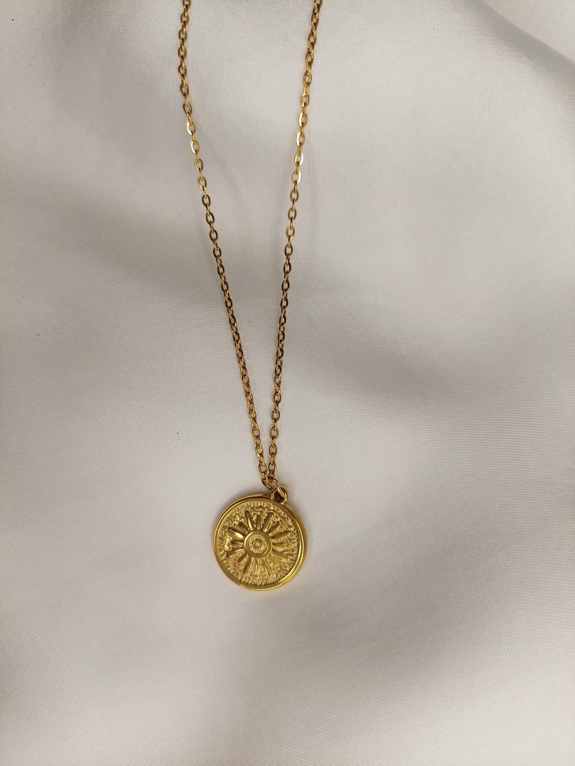 Goldene Sonnen Amulett Kette • 18K vergoldeter Edelstahl • Spirituelle Halskette • Schutzsymbol • Minimalistisch Boho • Geschenk für Frauen