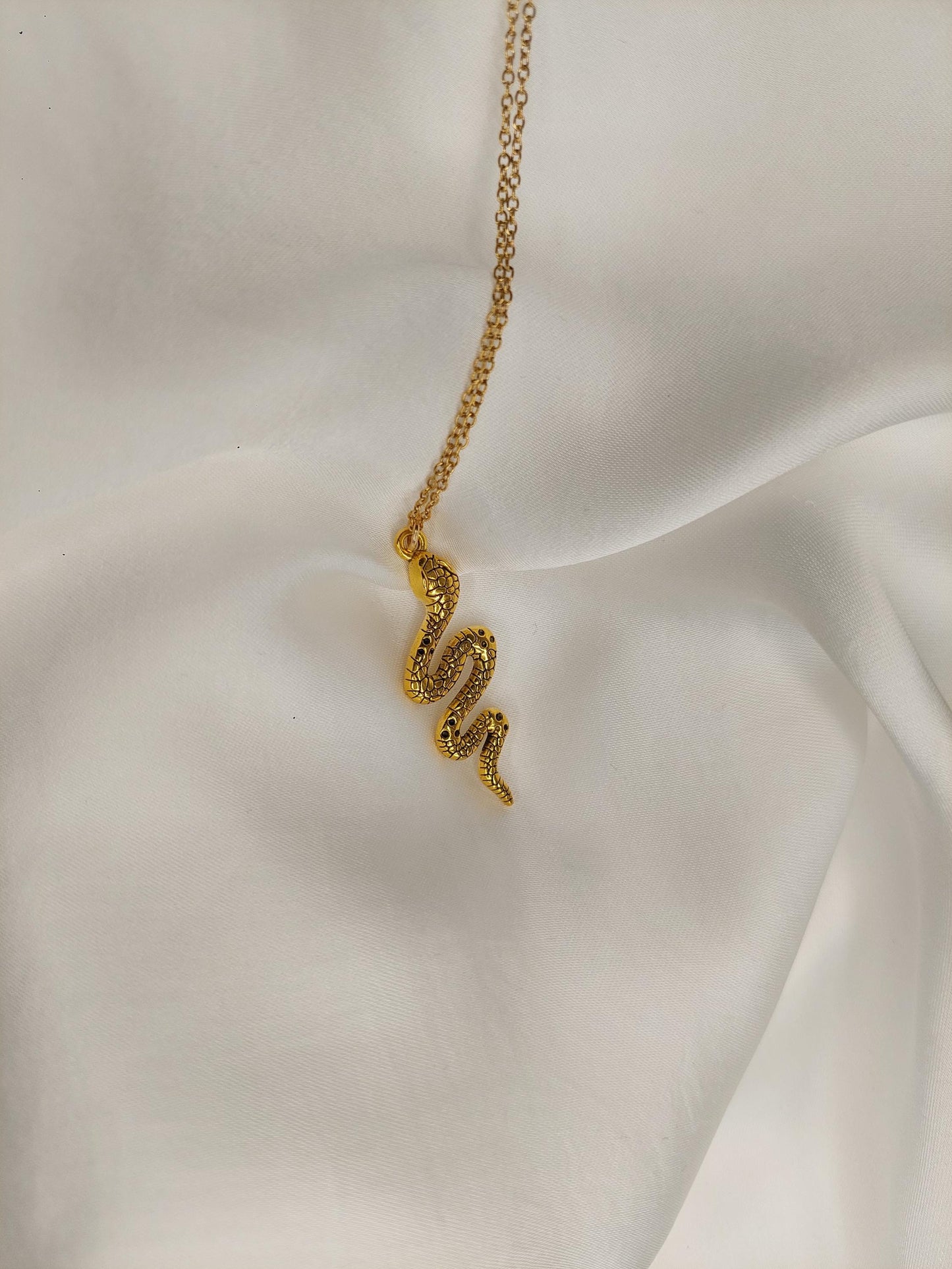 Goldene Schlangen Kette – Symbol für Transformation & feminine Kraft | Edelstahl vergoldet | Spiritueller Schmuck Minimalistische Halskette