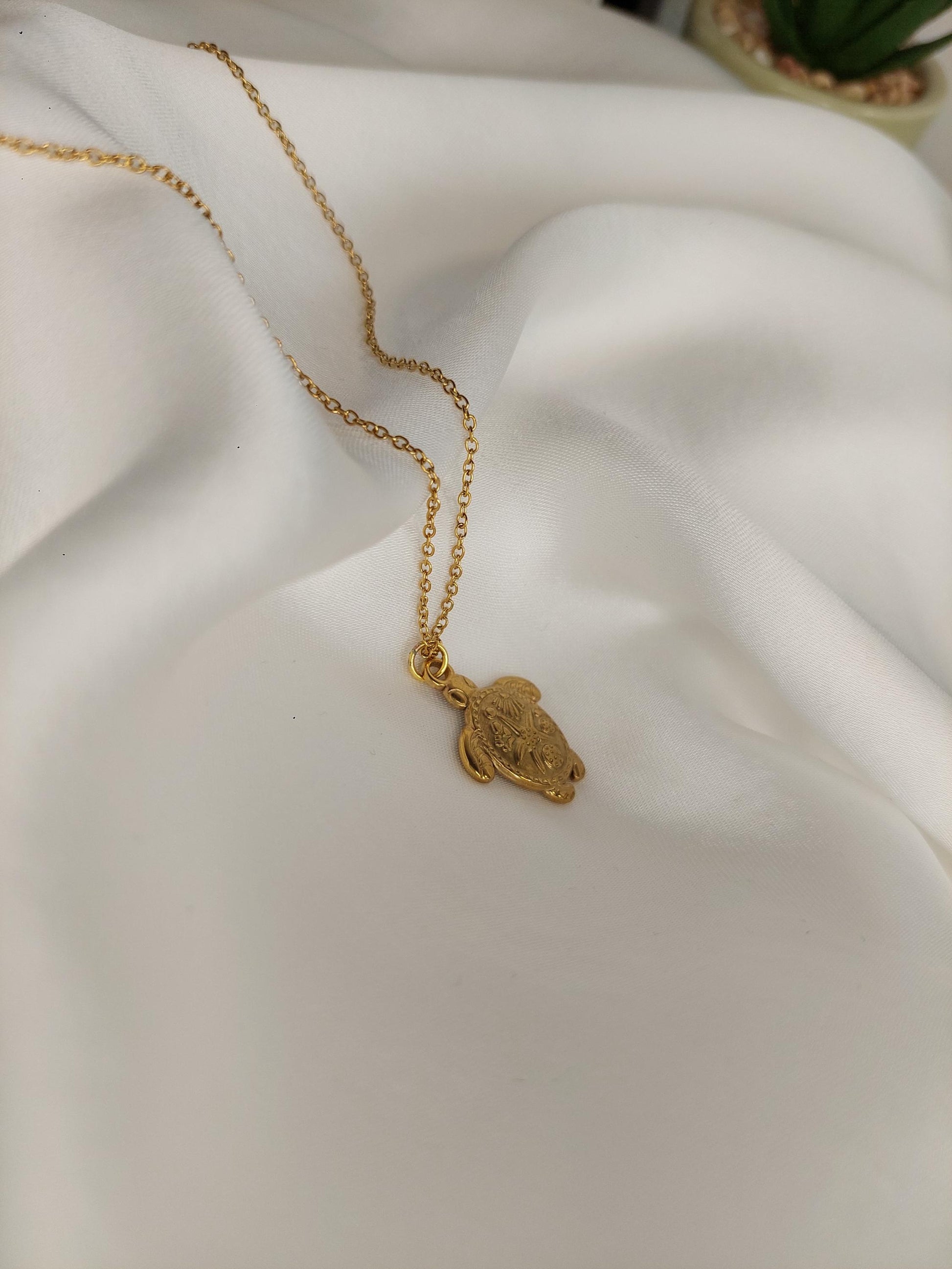 Goldene Schildkröten Kette – Symbol für Schutz, Weisheit & Erdung | Vergoldete Halskette mit spiritueller Bedeutung | Boho Schmuck Geschenk