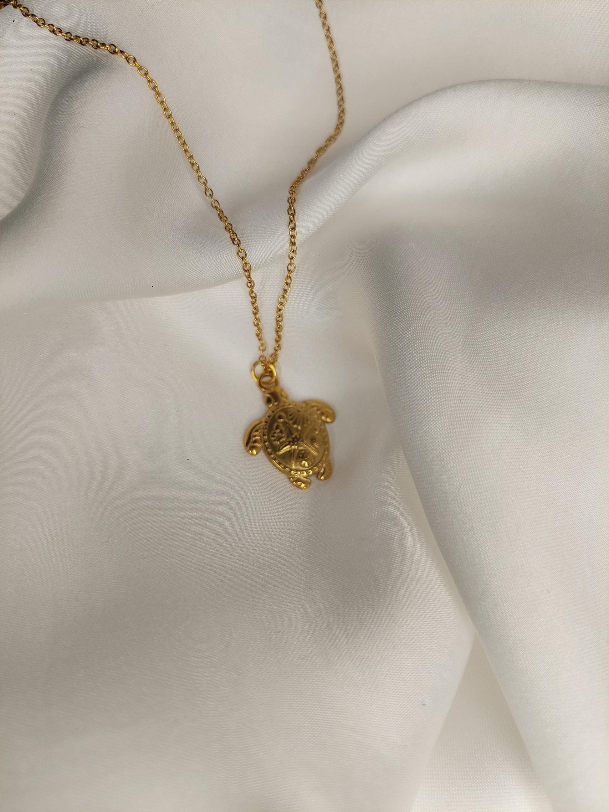 Goldene Schildkröten Kette – Symbol für Schutz, Weisheit & Erdung | Vergoldete Halskette mit spiritueller Bedeutung | Boho Schmuck Geschenk