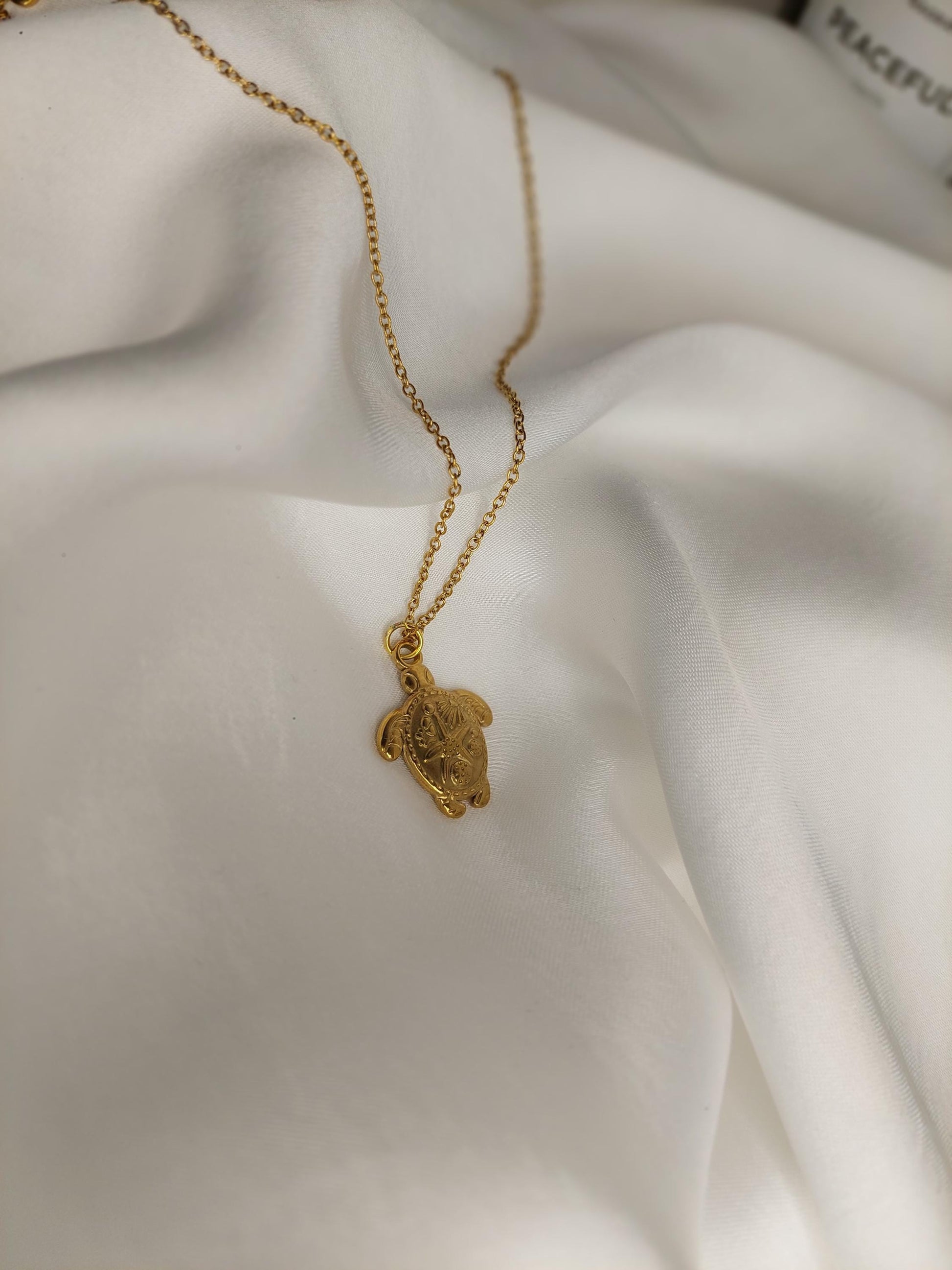 Goldene Schildkröten Kette – Symbol für Schutz, Weisheit & Erdung | Vergoldete Halskette mit spiritueller Bedeutung | Boho Schmuck Geschenk