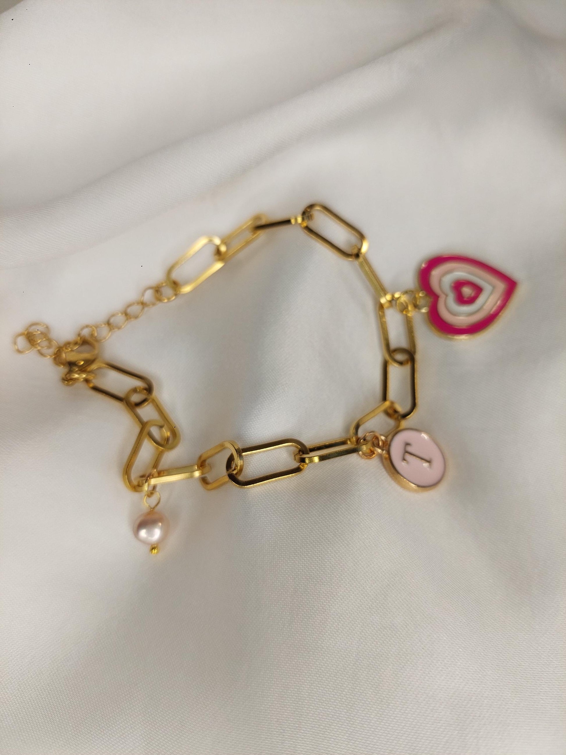 Personalisiertes Initialen Armband Gold – Buchstaben A–Z | Herz Anhänger | Edelstahl vergoldet | Charm Armband individuell Geschenk für sie