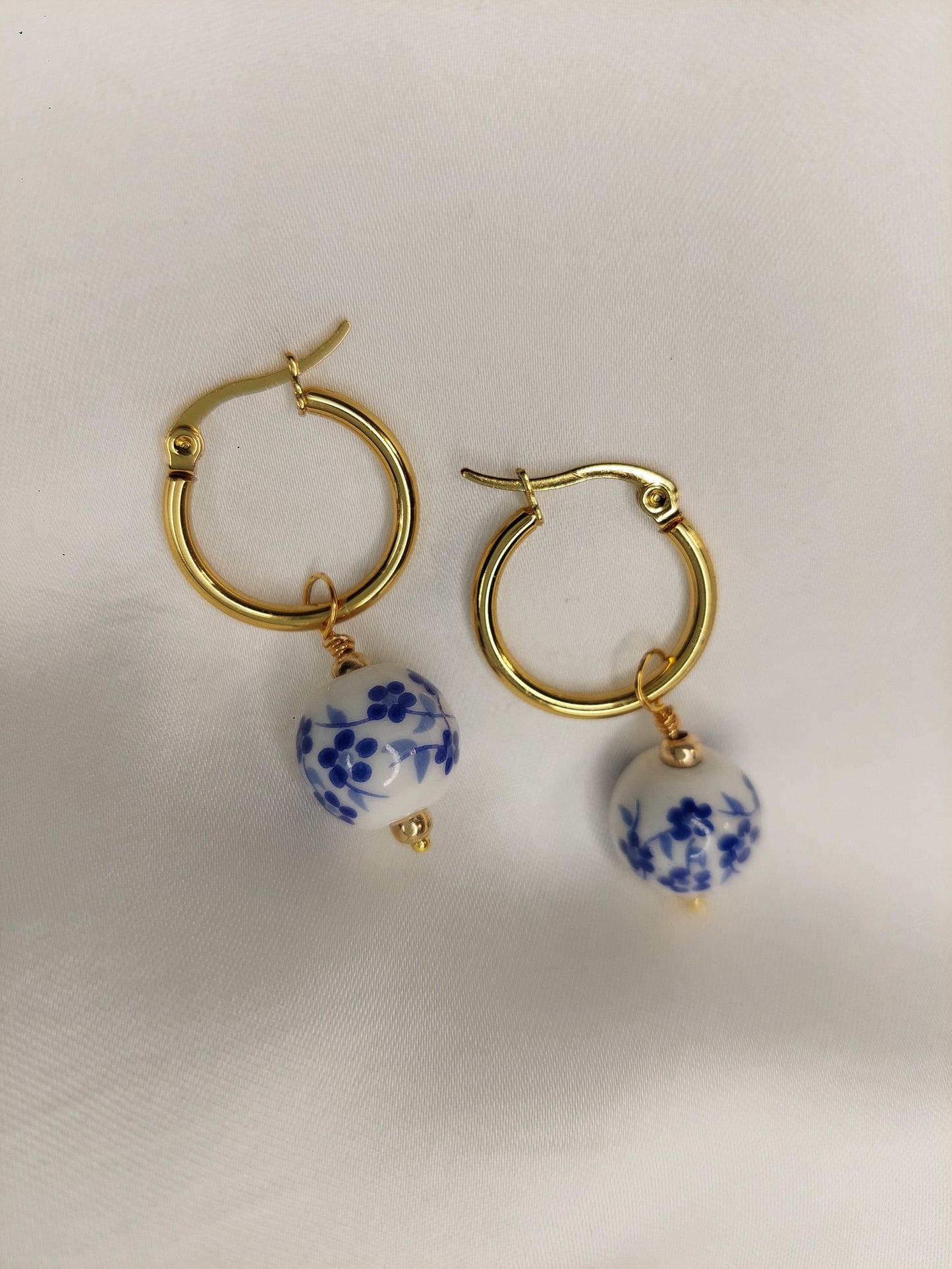 Blue Blossom - Schmuckset / einzeln – Vergoldete Edelstahl Kette & Ohrringe mit Porzellanperle | Blau-Weiß | Valentinstag Geschenk für Sie