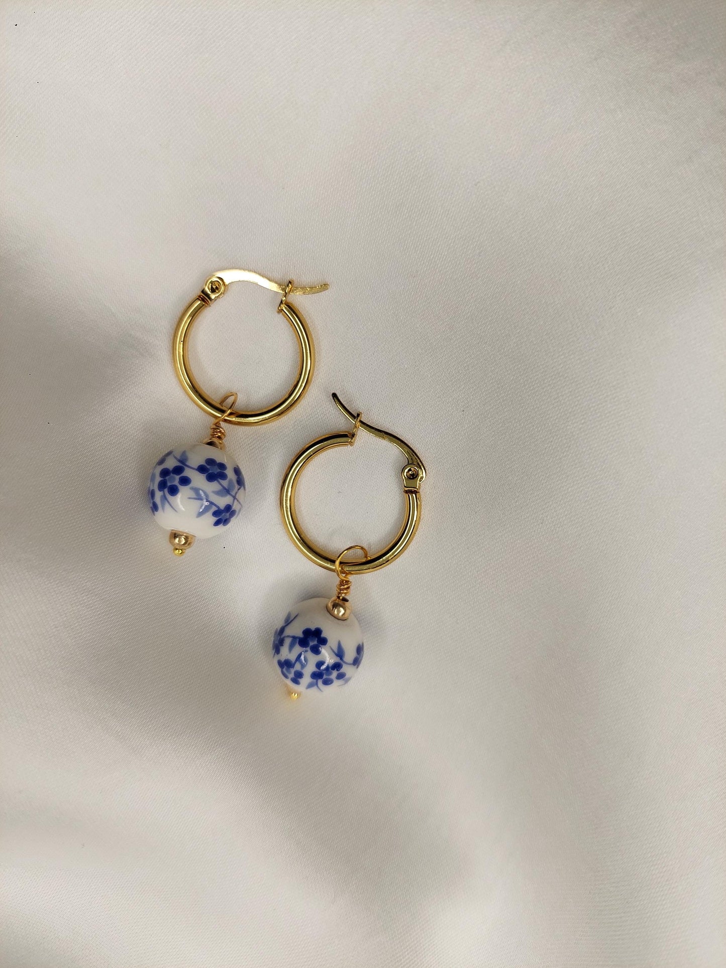 Blue Blossom - Schmuckset / einzeln – Vergoldete Edelstahl Kette & Ohrringe mit Porzellanperle | Blau-Weiß | Valentinstag Geschenk für Sie