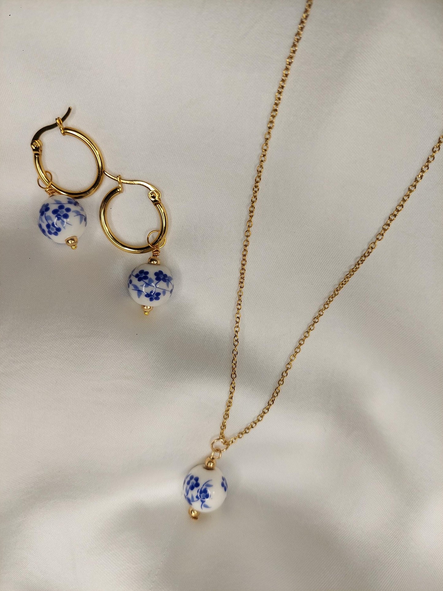 Blue Blossom - Schmuckset / einzeln – Vergoldete Edelstahl Kette & Ohrringe mit Porzellanperle | Blau-Weiß | Valentinstag Geschenk für Sie