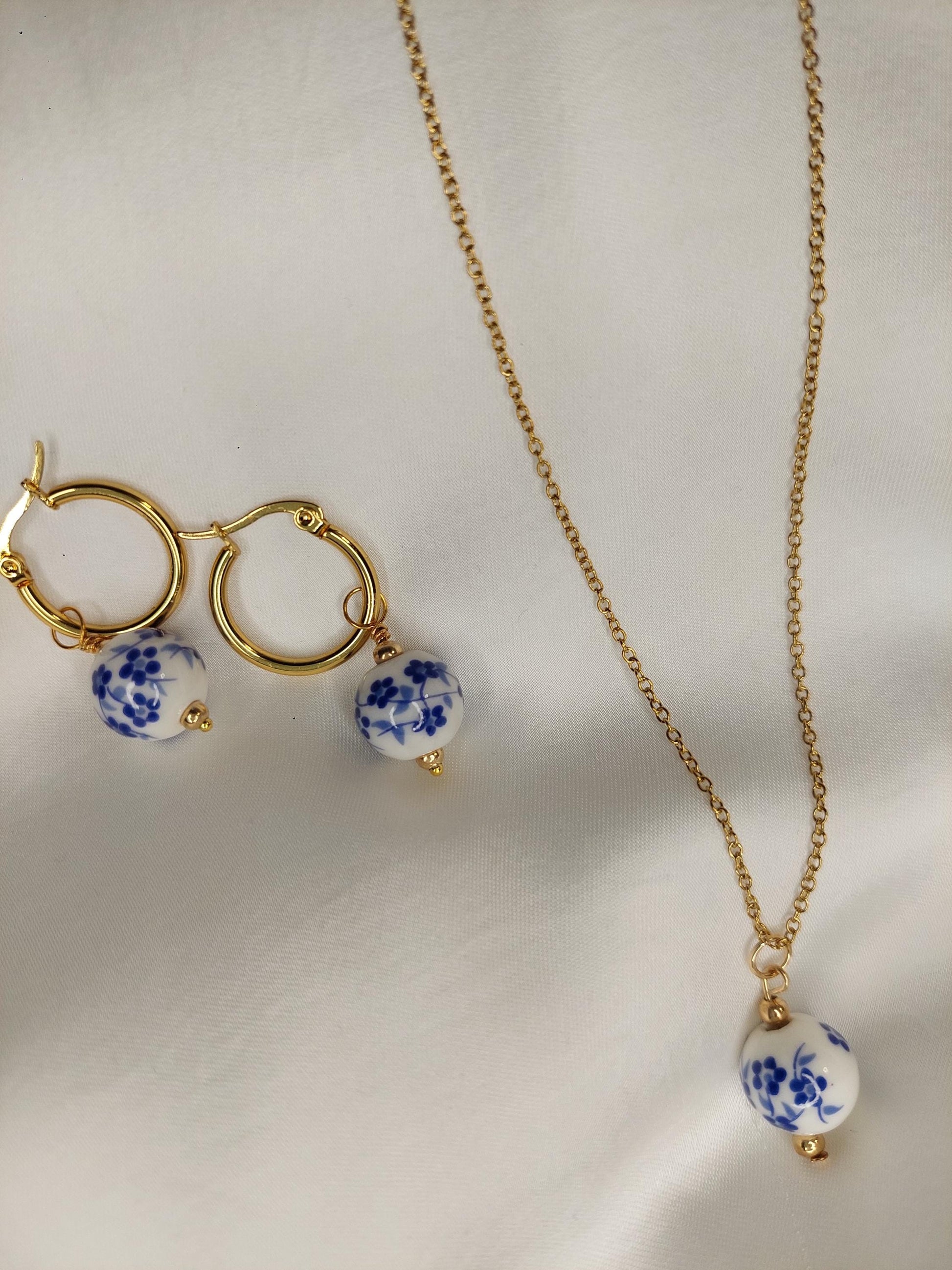 Blue Blossom - Schmuckset / einzeln – Vergoldete Edelstahl Kette & Ohrringe mit Porzellanperle | Blau-Weiß | Valentinstag Geschenk für Sie