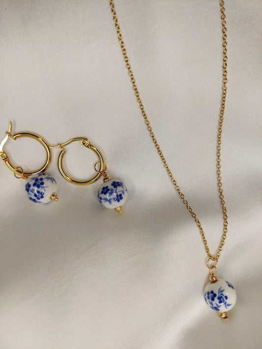 Blue Blossom - Schmuckset / einzeln – Vergoldete Edelstahl Kette & Ohrringe mit Porzellanperle | Blau-Weiß | Valentinstag Geschenk für Sie