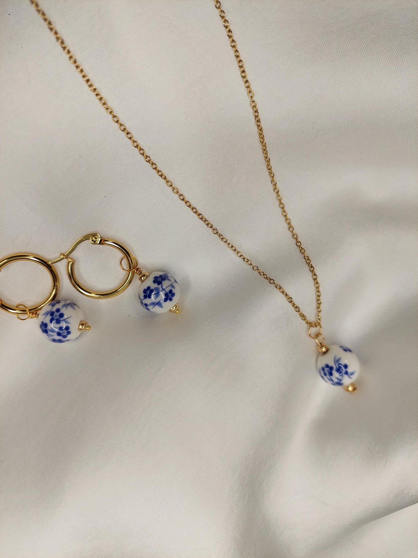 Blue Blossom - Schmuckset / einzeln – Vergoldete Edelstahl Kette & Ohrringe mit Porzellanperle | Blau-Weiß | Valentinstag Geschenk für Sie