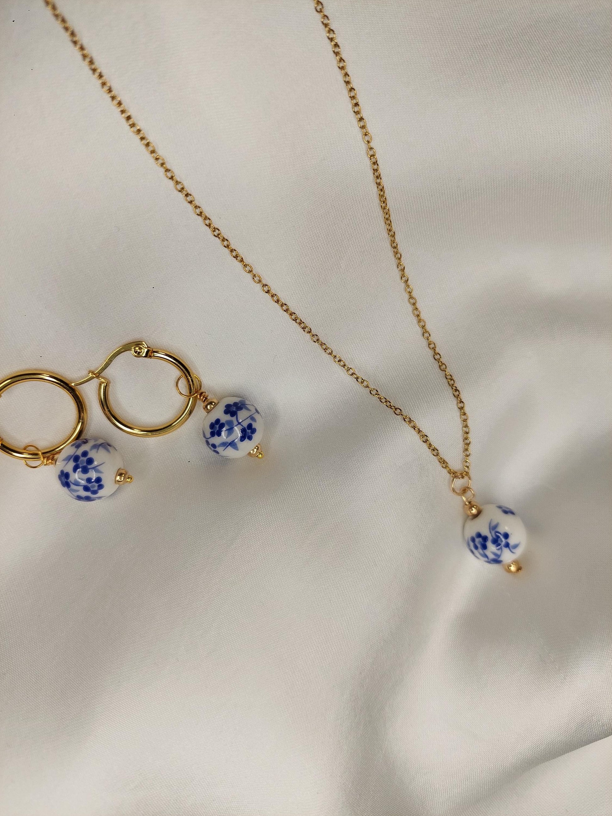 Blue Blossom - Schmuckset / einzeln – Vergoldete Edelstahl Kette & Ohrringe mit Porzellanperle | Blau-Weiß | Valentinstag Geschenk für Sie