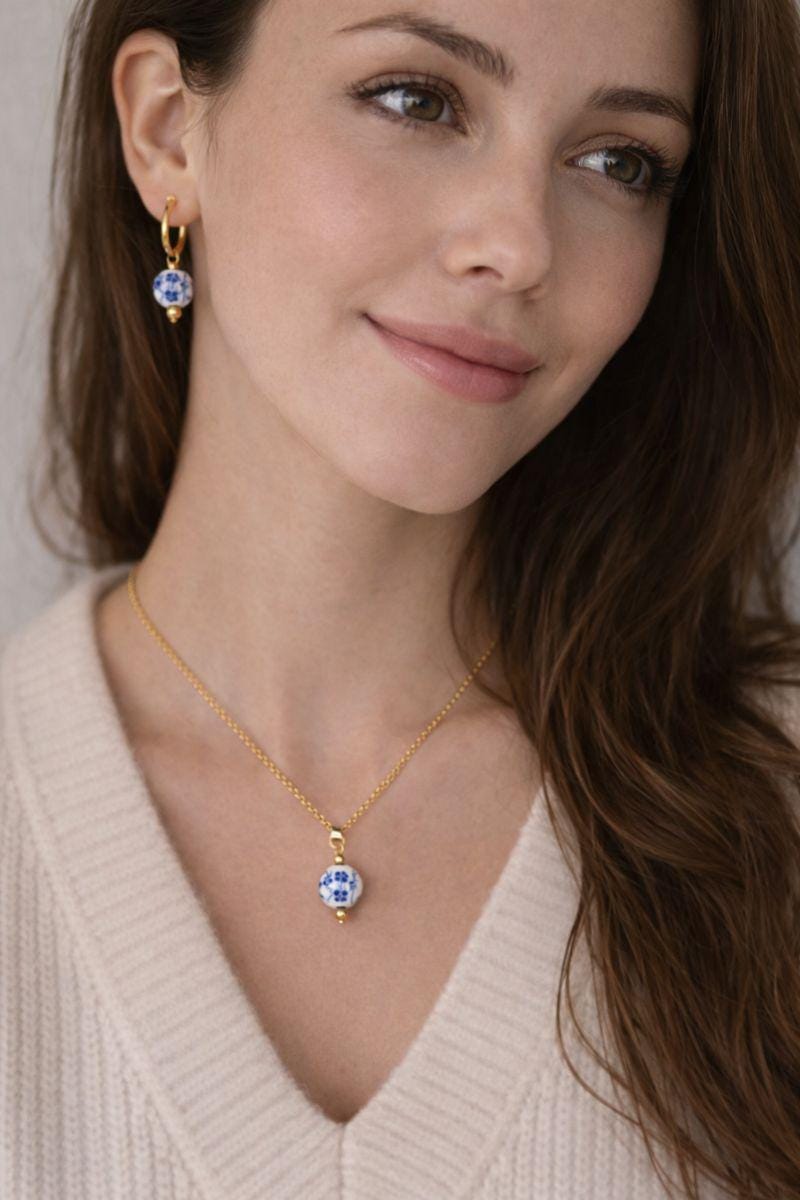 Blue Blossom - Schmuckset / einzeln – Vergoldete Edelstahl Kette & Ohrringe mit Porzellanperle | Blau-Weiß | Valentinstag Geschenk für Sie
