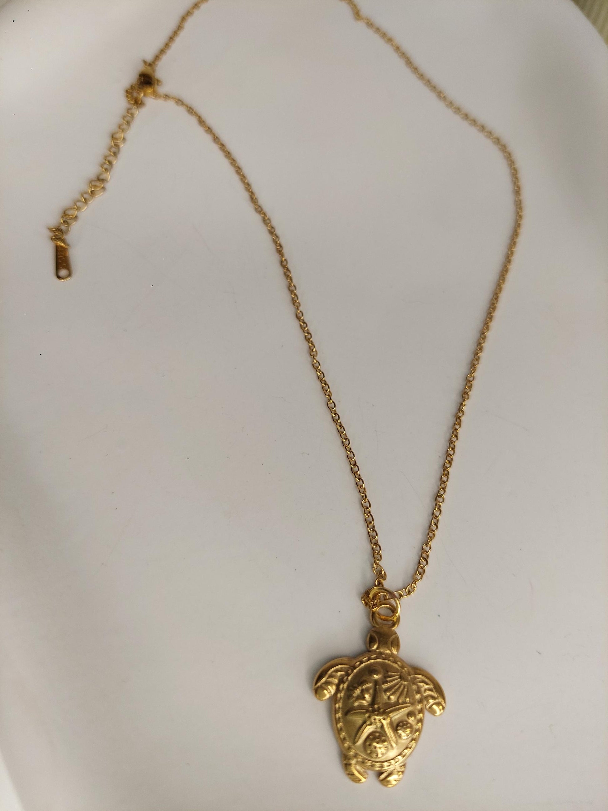 Goldene Schildkröten Kette – Symbol für Schutz, Weisheit & Erdung | Vergoldete Halskette mit spiritueller Bedeutung | Boho Schmuck Geschenk