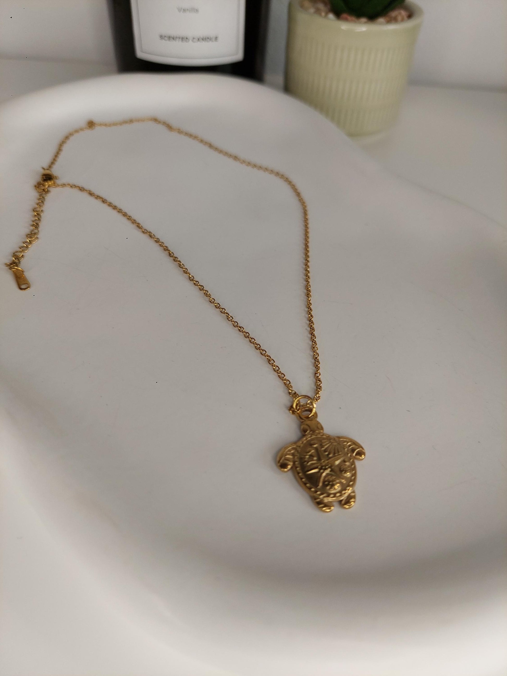 Goldene Schildkröten Kette – Symbol für Schutz, Weisheit & Erdung | Vergoldete Halskette mit spiritueller Bedeutung | Boho Schmuck Geschenk