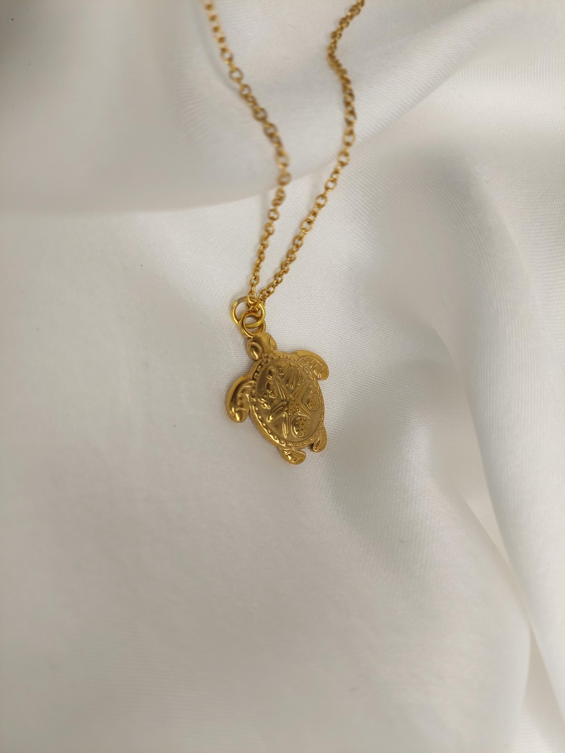 Goldene Schildkröten Kette – Symbol für Schutz, Weisheit & Erdung | Vergoldete Halskette mit spiritueller Bedeutung | Boho Schmuck Geschenk