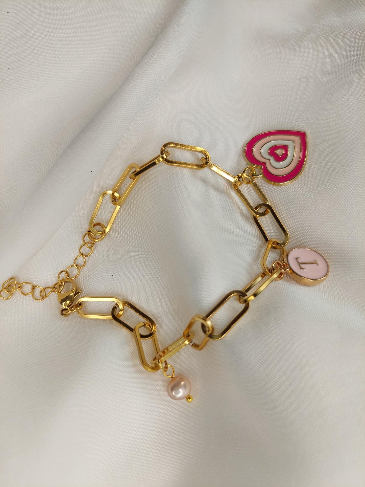 Personalisiertes Initialen Armband Gold – Buchstaben A–Z | Herz Anhänger | Edelstahl vergoldet | Charm Armband individuell Geschenk für sie