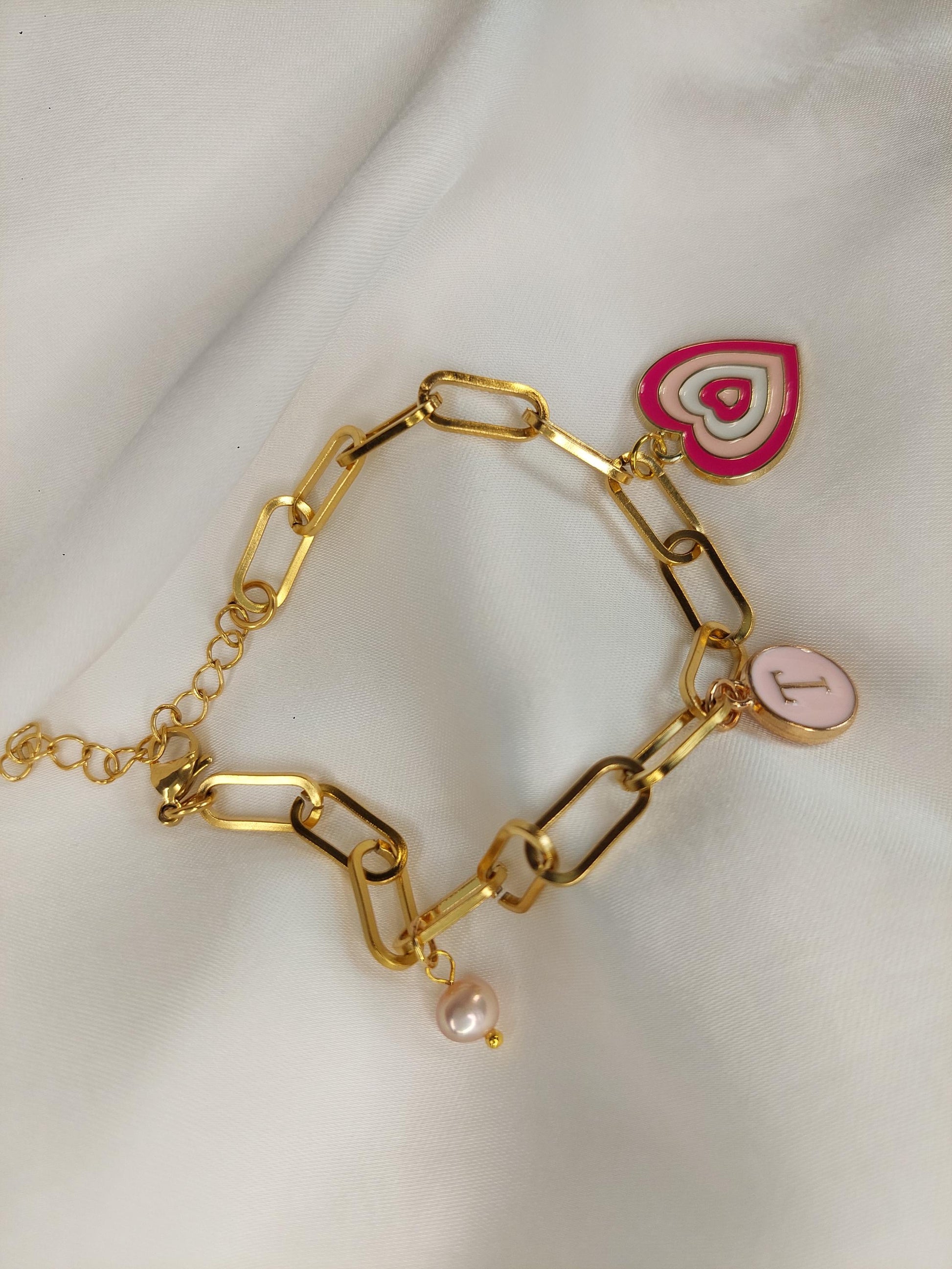 Personalisiertes Initialen Armband Gold – Buchstaben A–Z | Herz Anhänger | Edelstahl vergoldet | Charm Armband individuell Geschenk für sie