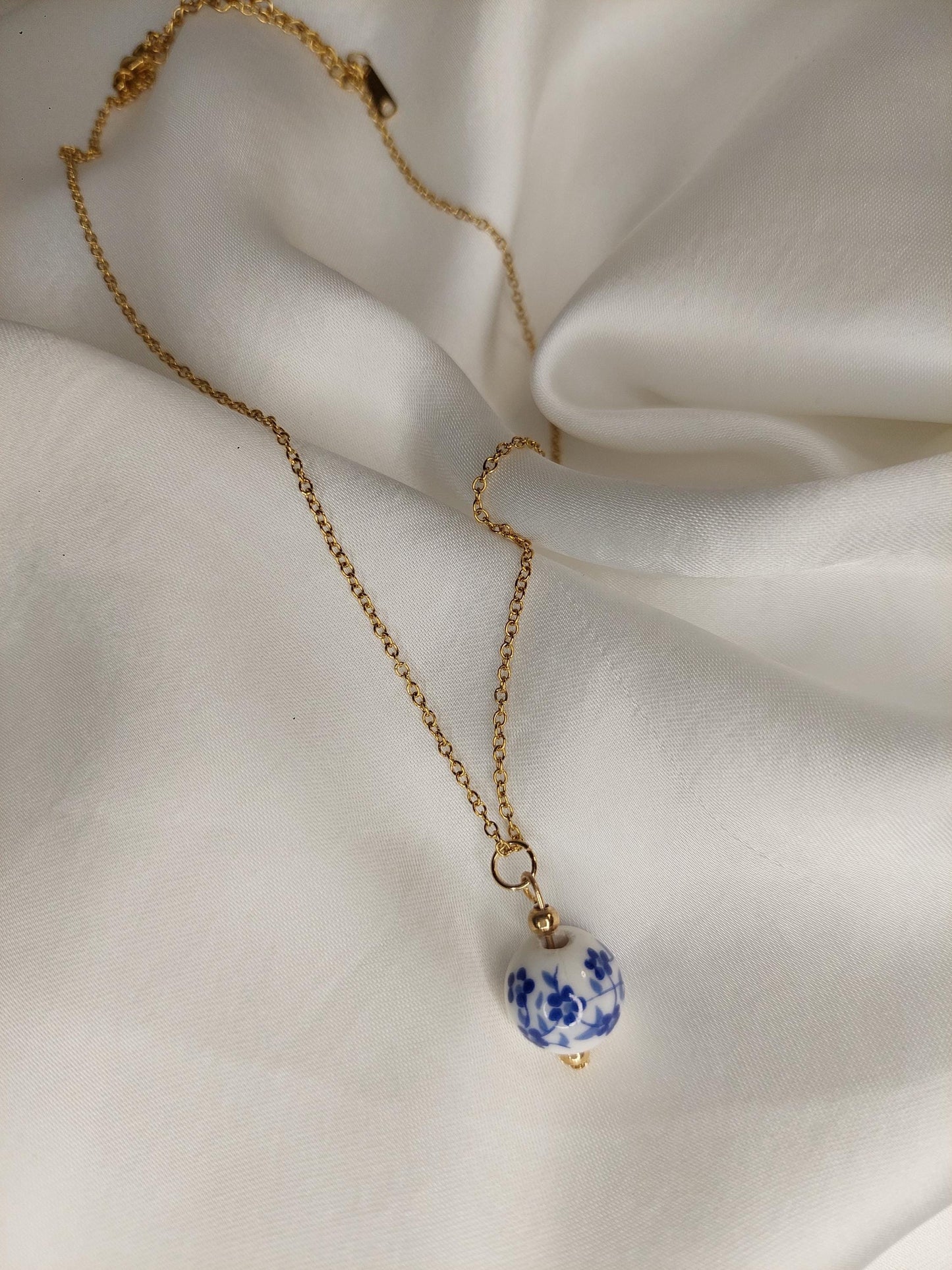 Blue Blossom - Schmuckset / einzeln – Vergoldete Edelstahl Kette & Ohrringe mit Porzellanperle | Blau-Weiß | Valentinstag Geschenk für Sie