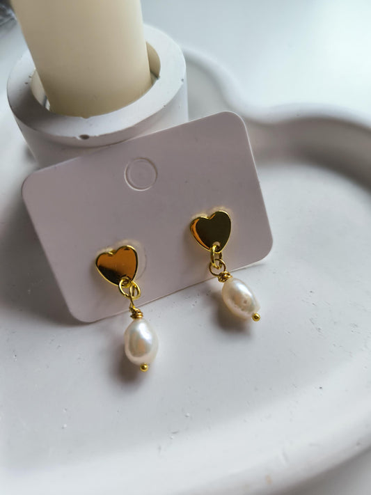 Amore Pearl Hearts – Vergoldete Herz-Ohrringe mit Süßwasserperlen | Valentinsgeschenke| Geschenk für Sie | Hochzeit| Elegant | Boho | Herz