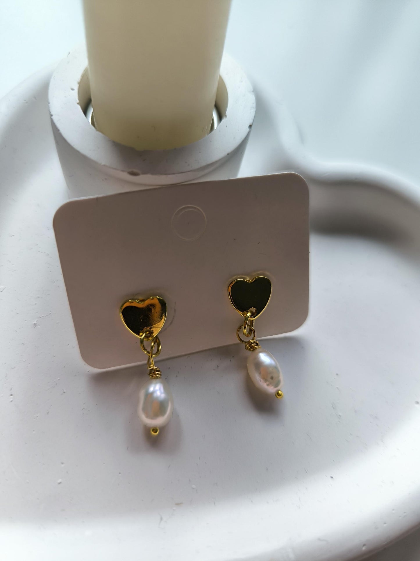 Amore Pearl Hearts – Vergoldete Herz-Ohrringe mit Süßwasserperlen | Valentinsgeschenke| Geschenk für Sie | Hochzeit| Elegant | Boho | Herz