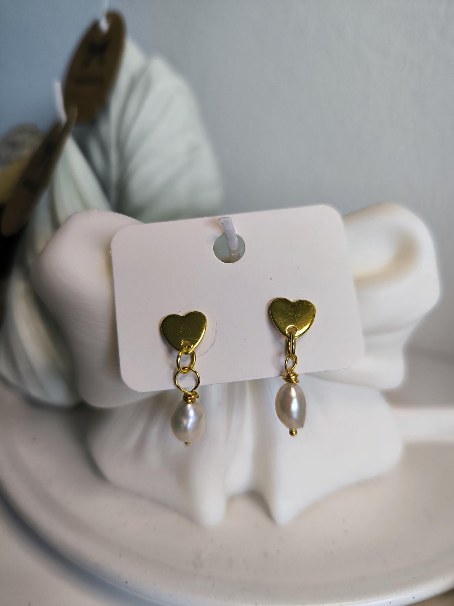 Amore Pearl Hearts – Vergoldete Herz-Ohrringe mit Süßwasserperlen | Valentinsgeschenke| Geschenk für Sie | Hochzeit| Elegant | Boho | Herz
