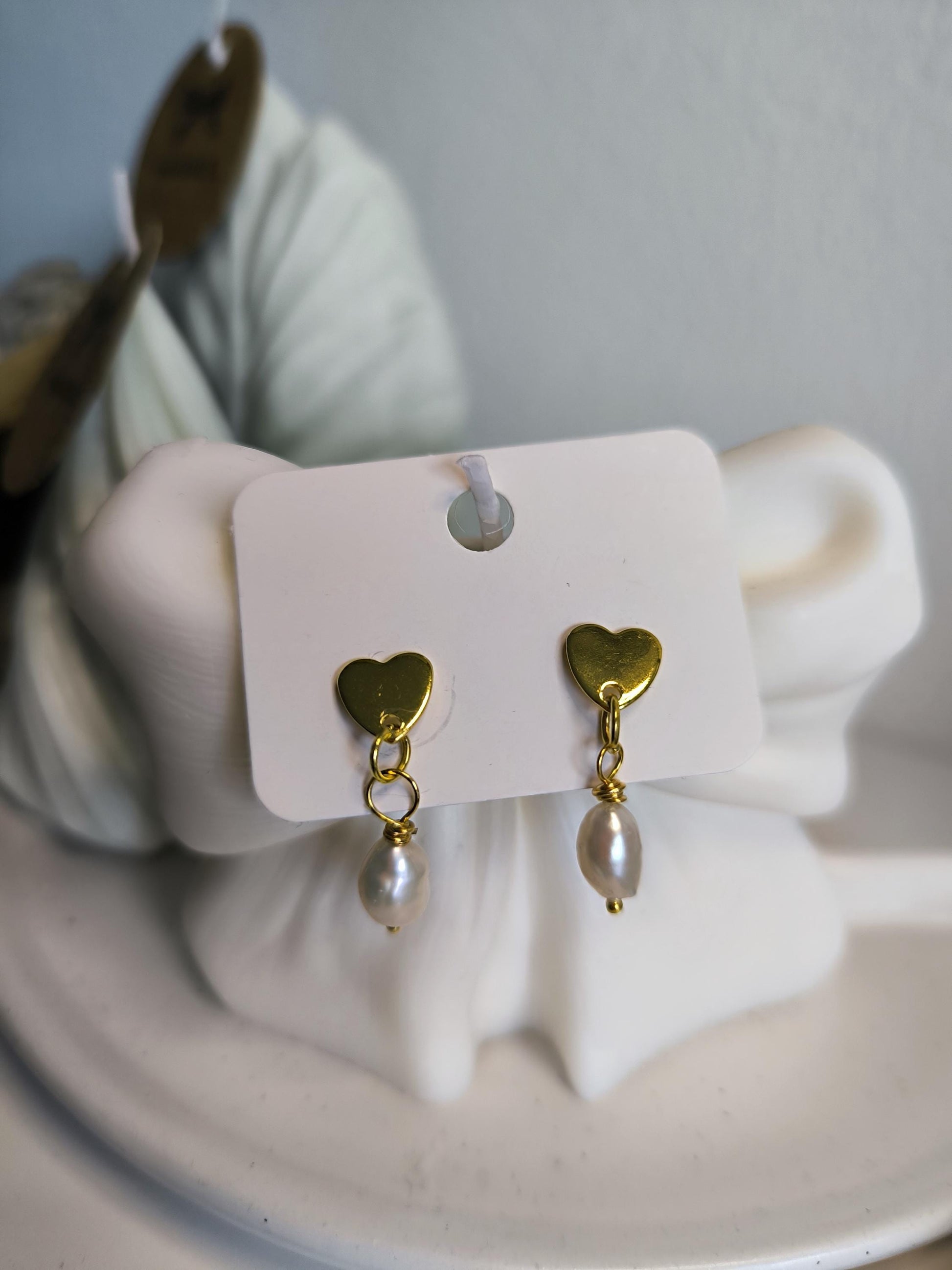 Amore Pearl Hearts – Vergoldete Herz-Ohrringe mit Süßwasserperlen | Valentinsgeschenke| Geschenk für Sie | Hochzeit| Elegant | Boho | Herz