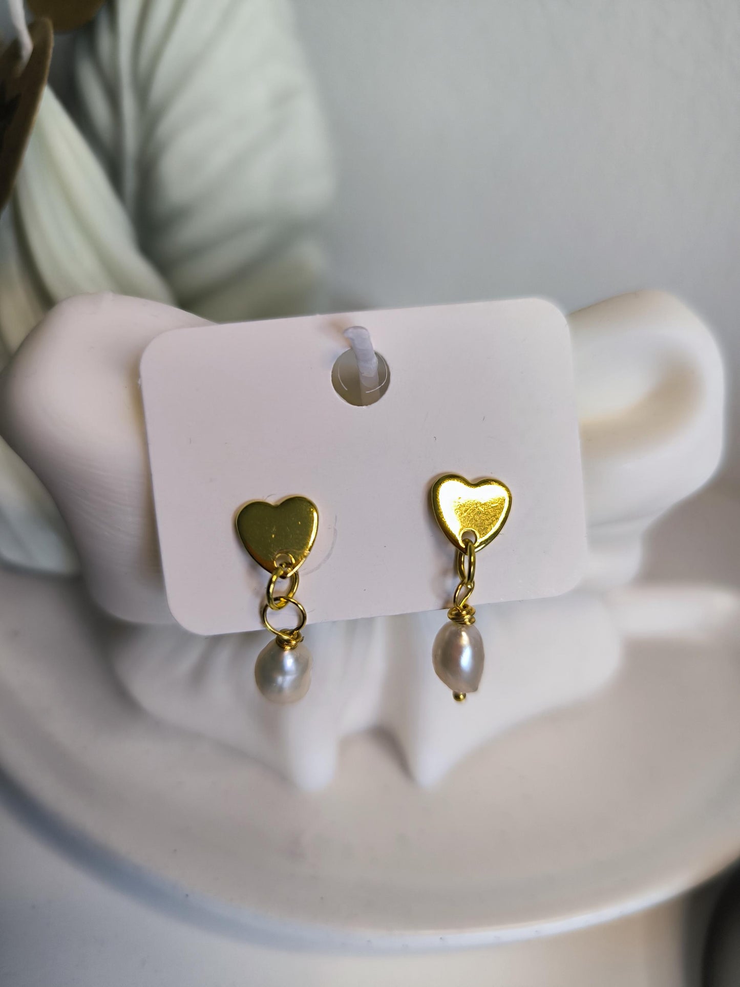 Amore Pearl Hearts – Vergoldete Herz-Ohrringe mit Süßwasserperlen | Valentinsgeschenke| Geschenk für Sie | Hochzeit| Elegant | Boho | Herz