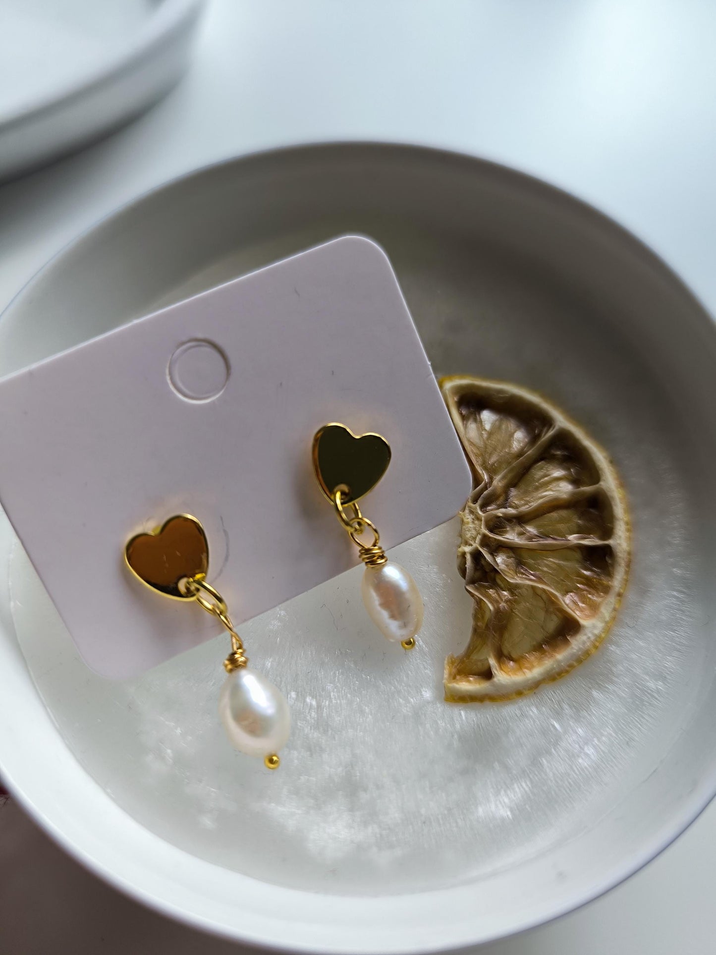 Amore Pearl Hearts – Vergoldete Herz-Ohrringe mit Süßwasserperlen | Valentinsgeschenke| Geschenk für Sie | Hochzeit| Elegant | Boho | Herz