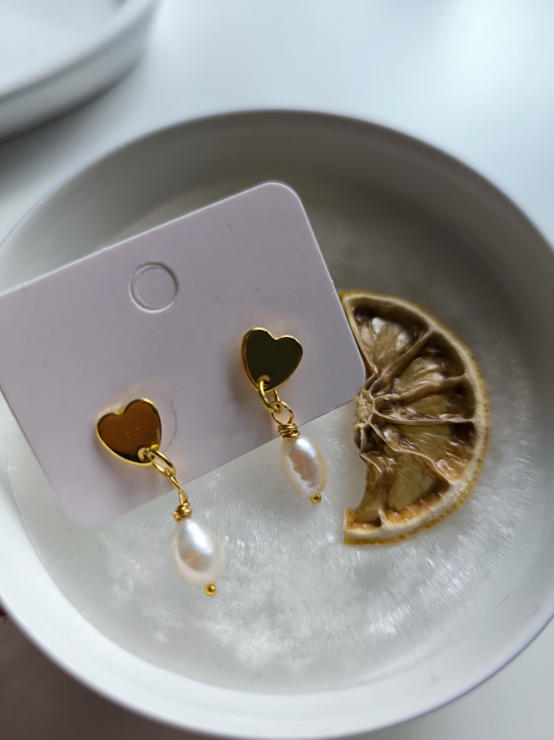 Amore Pearl Hearts – Vergoldete Herz-Ohrringe mit Süßwasserperlen | Valentinsgeschenke| Geschenk für Sie | Hochzeit| Elegant | Boho | Herz