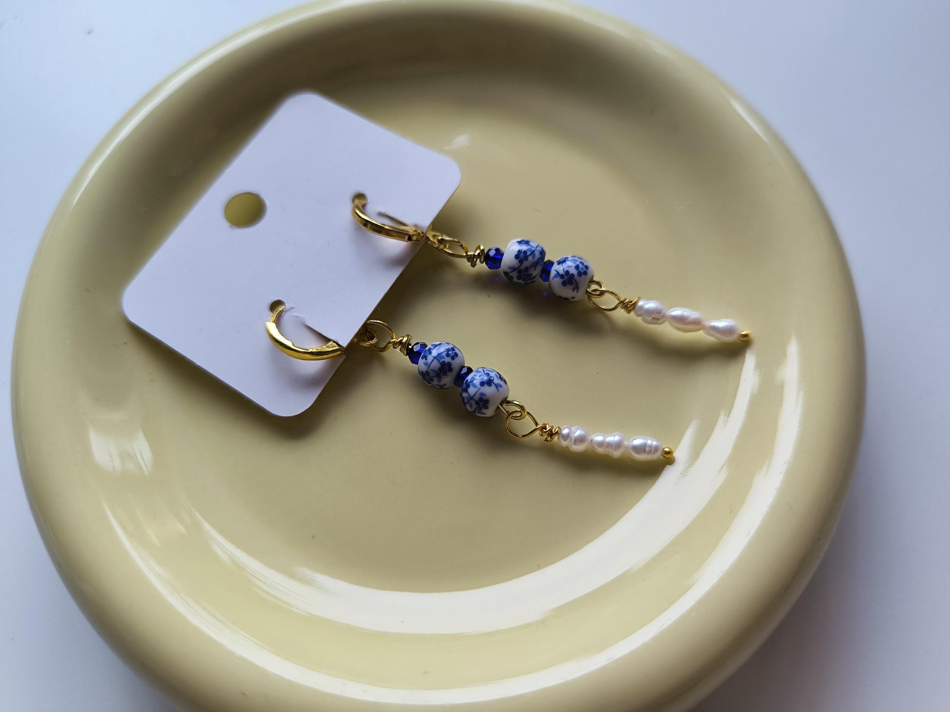 Romantische Porzellan-Perlenohrringe mit Shell Pearls | Vergoldeter Edelstahl | Blau-Weiß Ohrringe | Handgemachter Schmuck | Elegant & Zeitl
