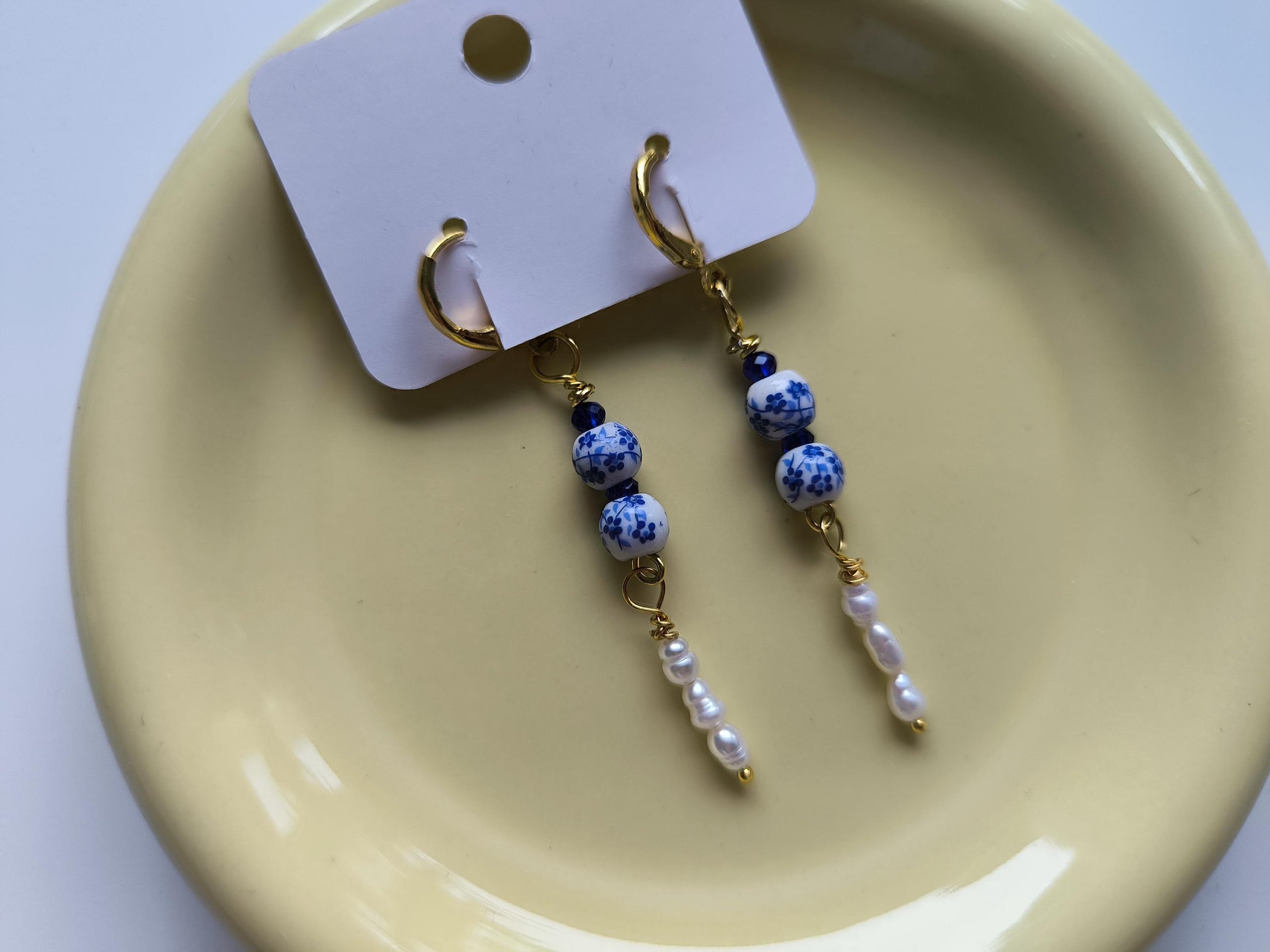Romantische Porzellan-Perlenohrringe mit Shell Pearls | Vergoldeter Edelstahl | Blau-Weiß Ohrringe | Handgemachter Schmuck | Elegant & Zeitl