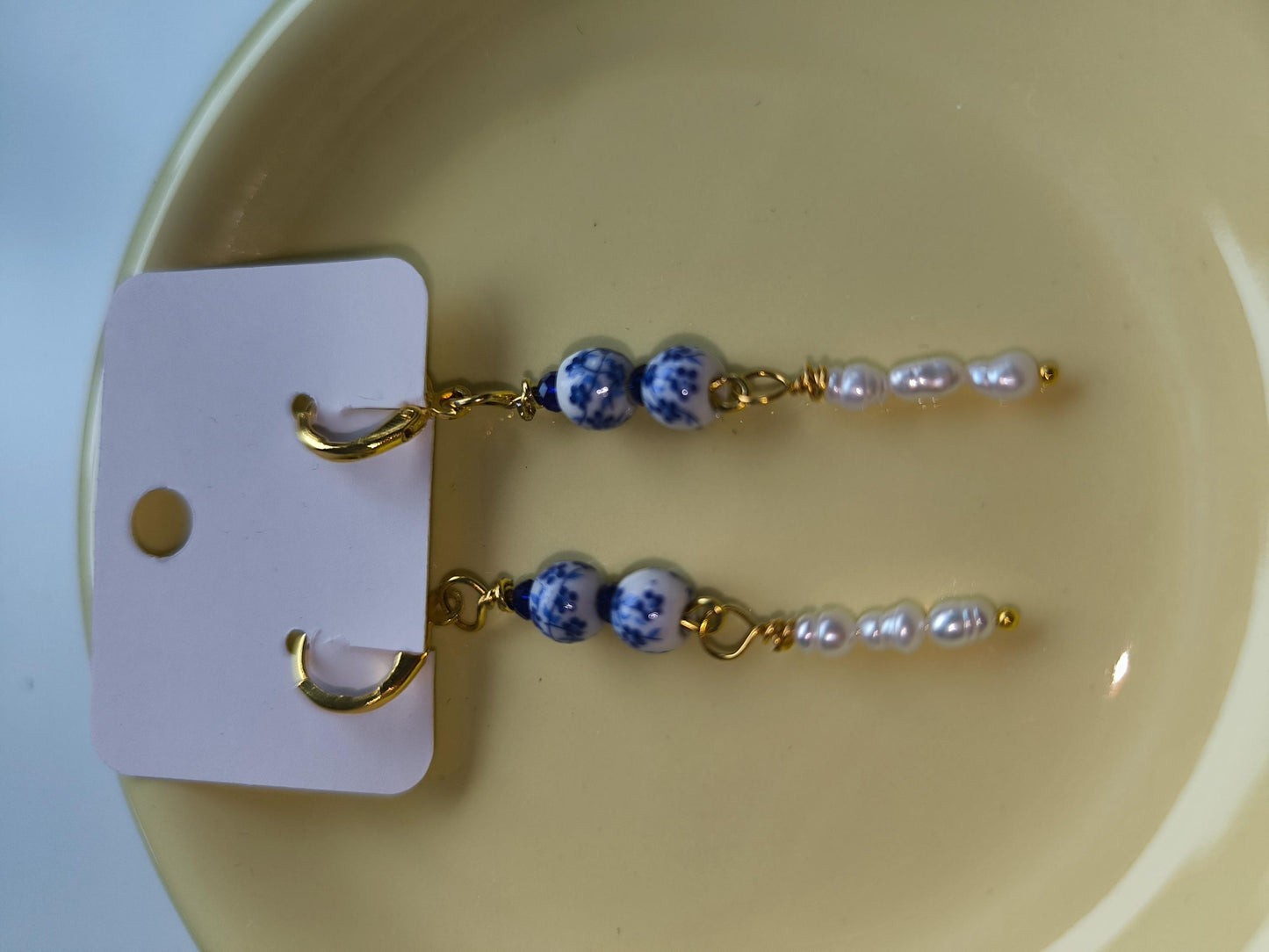 Romantische Porzellan-Perlenohrringe mit Shell Pearls | Vergoldeter Edelstahl | Blau-Weiß Ohrringe | Handgemachter Schmuck | Elegant & Zeitl