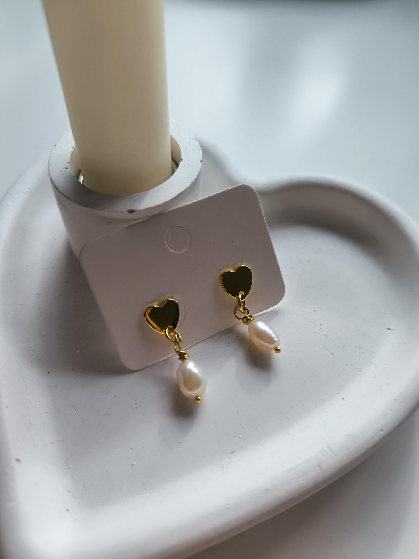 Amore Pearl Hearts – Vergoldete Herz-Ohrringe mit Süßwasserperlen | Valentinsgeschenke| Geschenk für Sie | Hochzeit| Elegant | Boho | Herz