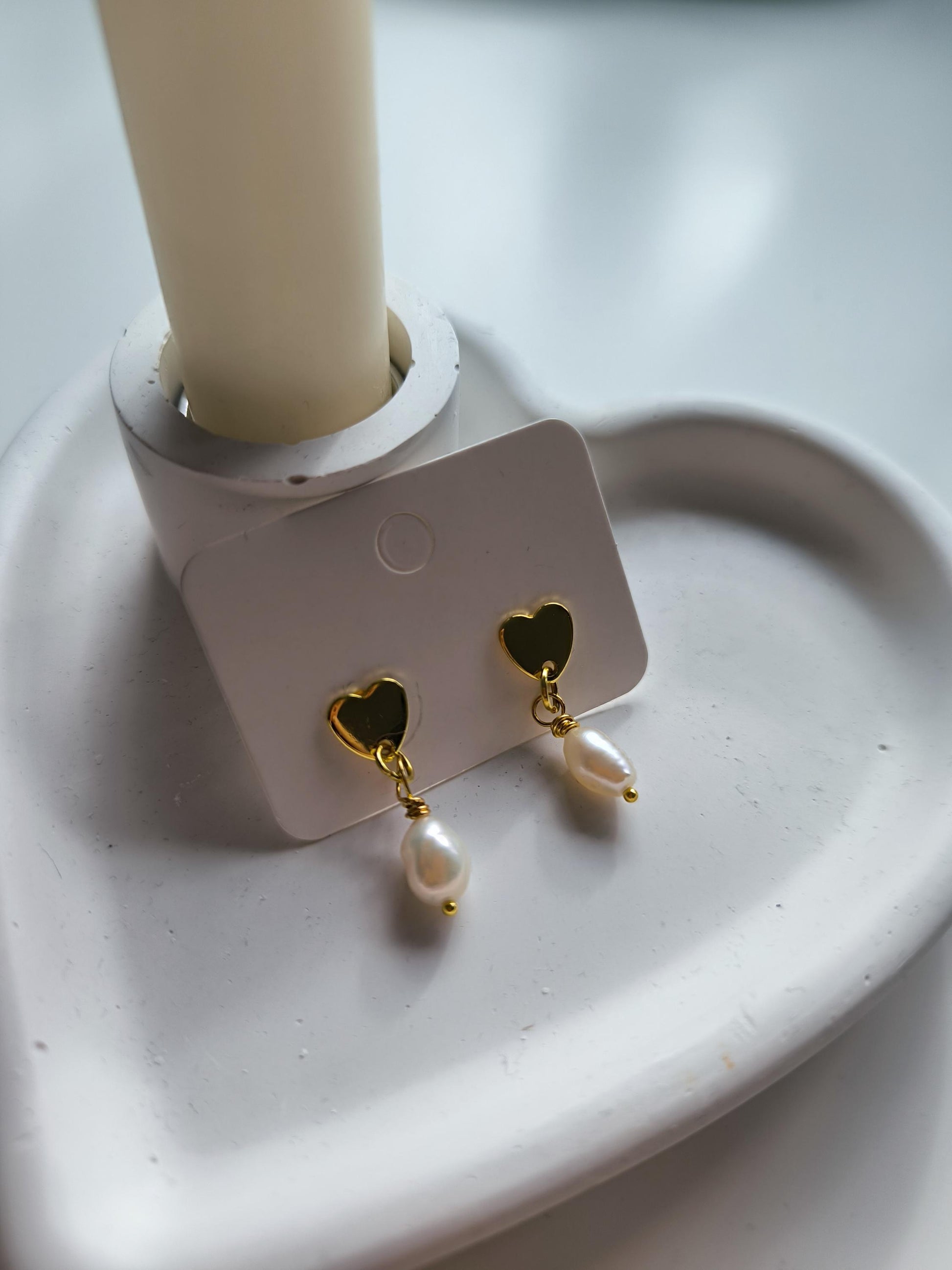 Amore Pearl Hearts – Vergoldete Herz-Ohrringe mit Süßwasserperlen | Valentinsgeschenke| Geschenk für Sie | Hochzeit| Elegant | Boho | Herz