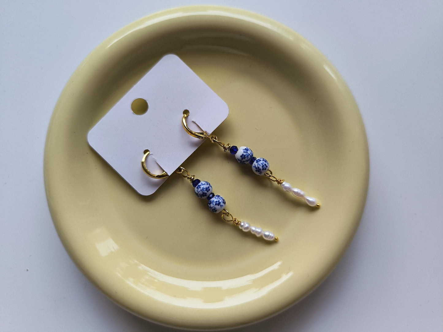Romantische Porzellan-Perlenohrringe mit Shell Pearls | Vergoldeter Edelstahl | Blau-Weiß Ohrringe | Handgemachter Schmuck | Elegant & Zeitl