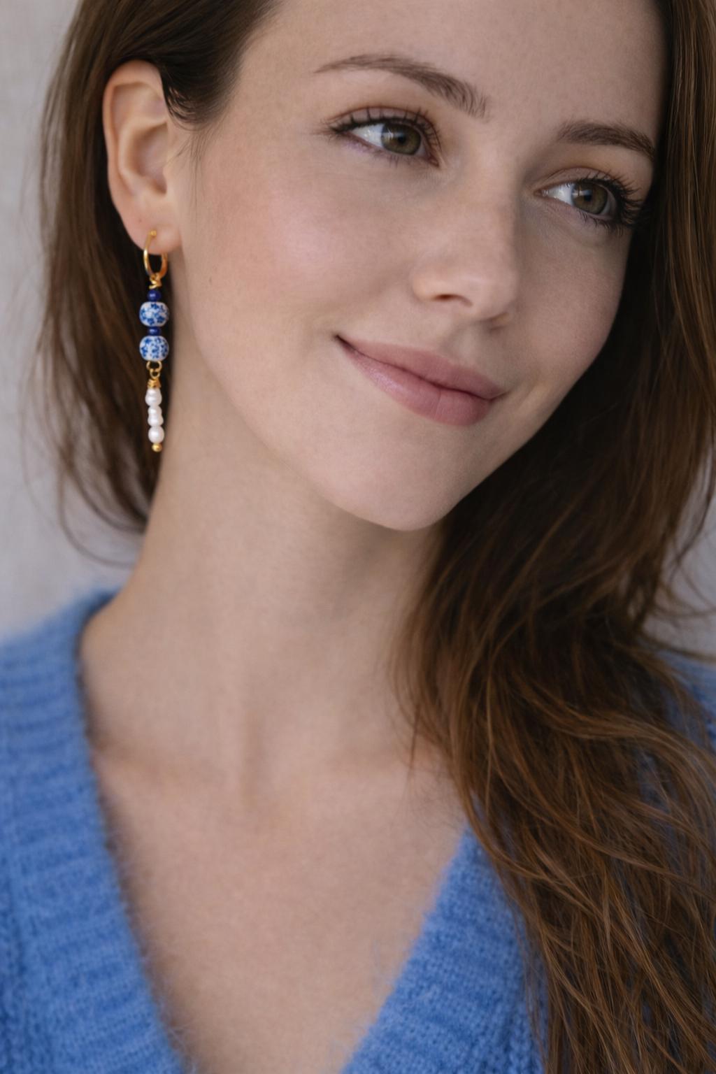 Romantische Porzellan-Perlenohrringe mit Shell Pearls | Vergoldeter Edelstahl | Blau-Weiß Ohrringe | Handgemachter Schmuck | Elegant & Zeitl