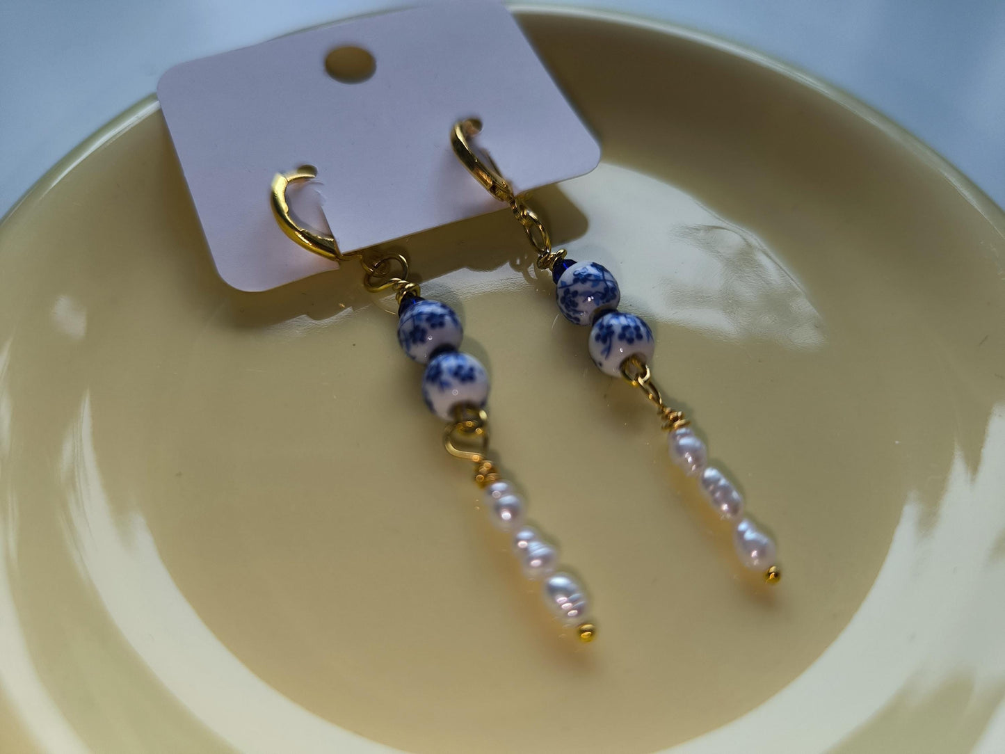Romantische Porzellan-Perlenohrringe mit Shell Pearls | Vergoldeter Edelstahl | Blau-Weiß Ohrringe | Handgemachter Schmuck | Elegant & Zeitl
