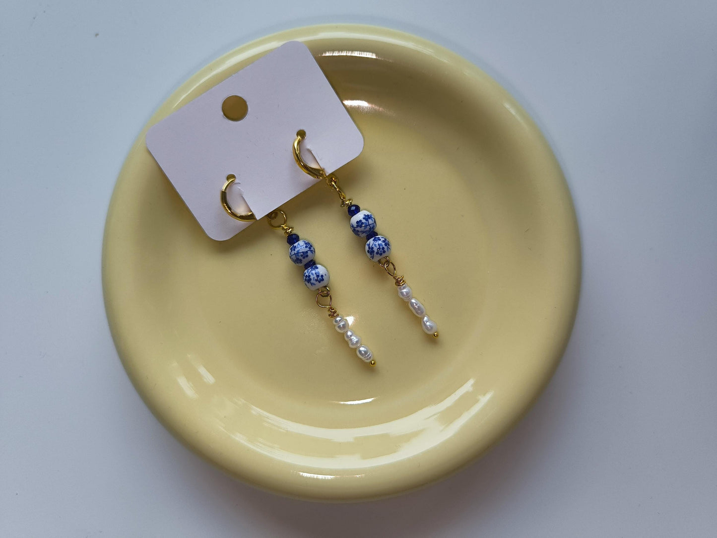 Romantische Porzellan-Perlenohrringe mit Shell Pearls | Vergoldeter Edelstahl | Blau-Weiß Ohrringe | Handgemachter Schmuck | Elegant & Zeitl