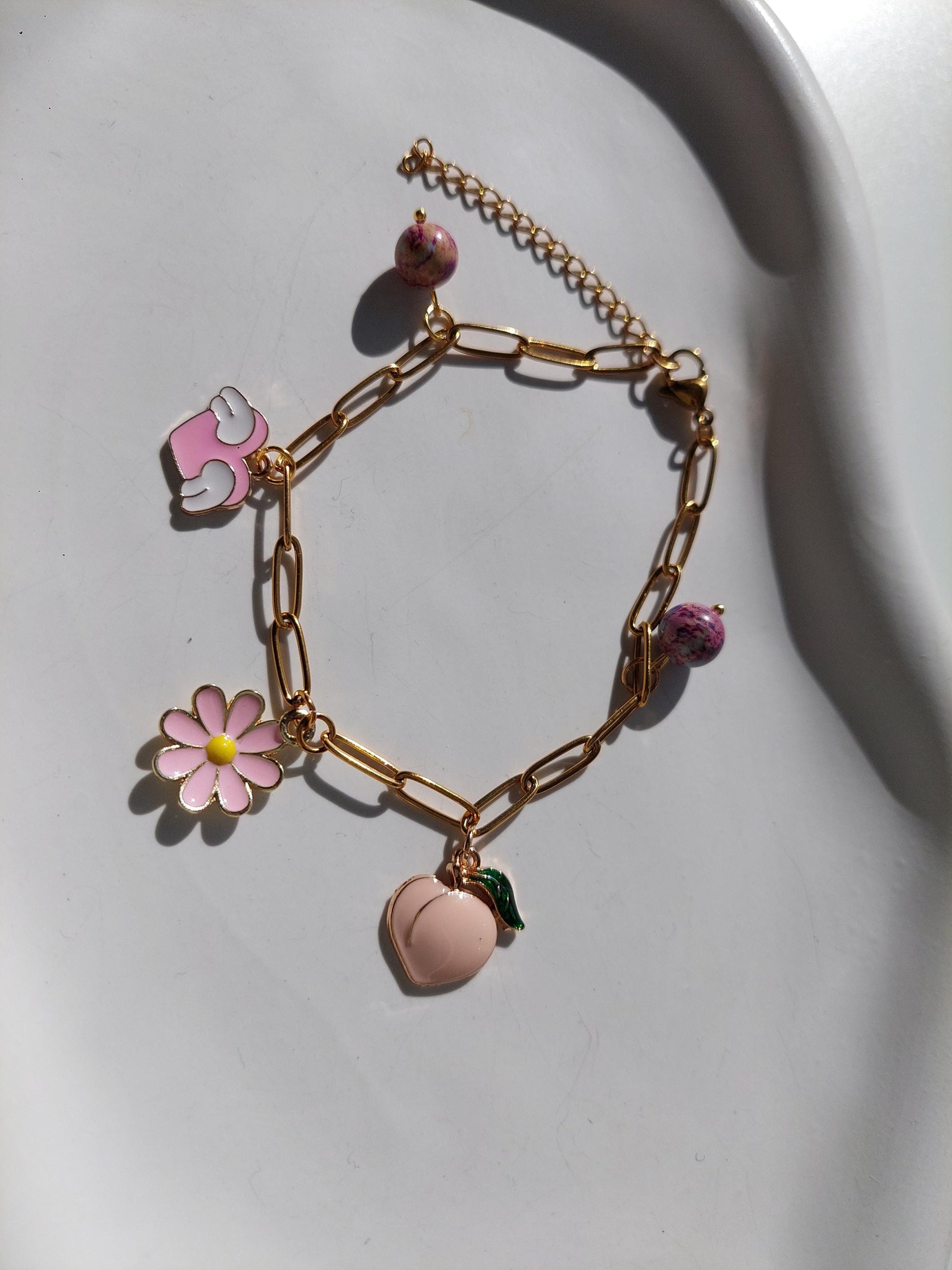 Verspieltes Charm-Armband mit Pfirsich, Blume & Herz – Vergoldetes Edelstahl Armband - Intuitive Armbänder, Summer Vibes, Spring Vibes, Boho