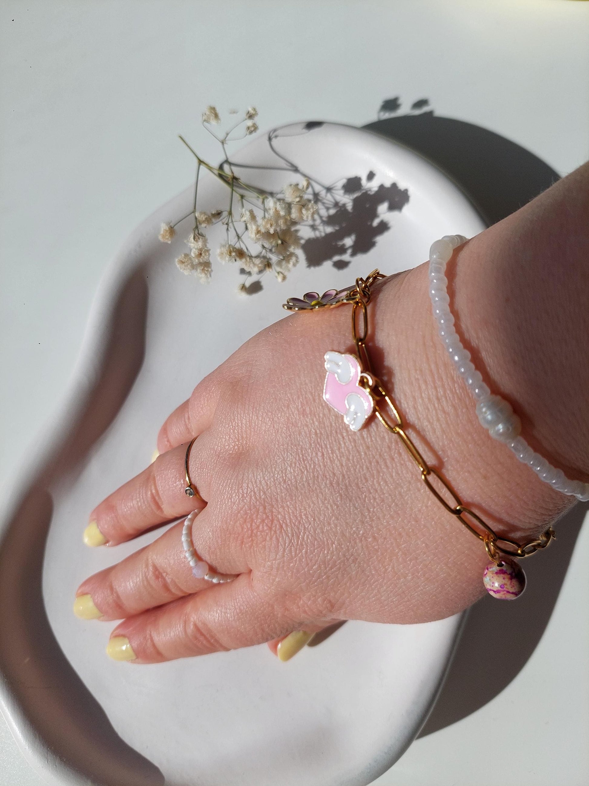 Verspieltes Charm-Armband mit Pfirsich, Blume & Herz – Vergoldetes Edelstahl Armband - Intuitive Armbänder, Summer Vibes, Spring Vibes, Boho