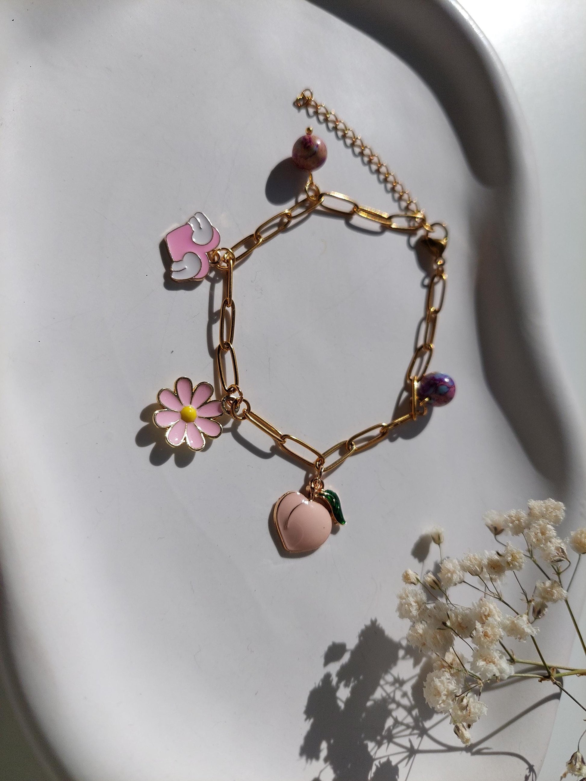 Verspieltes Charm-Armband mit Pfirsich, Blume & Herz – Vergoldetes Edelstahl Armband - Intuitive Armbänder, Summer Vibes, Spring Vibes, Boho