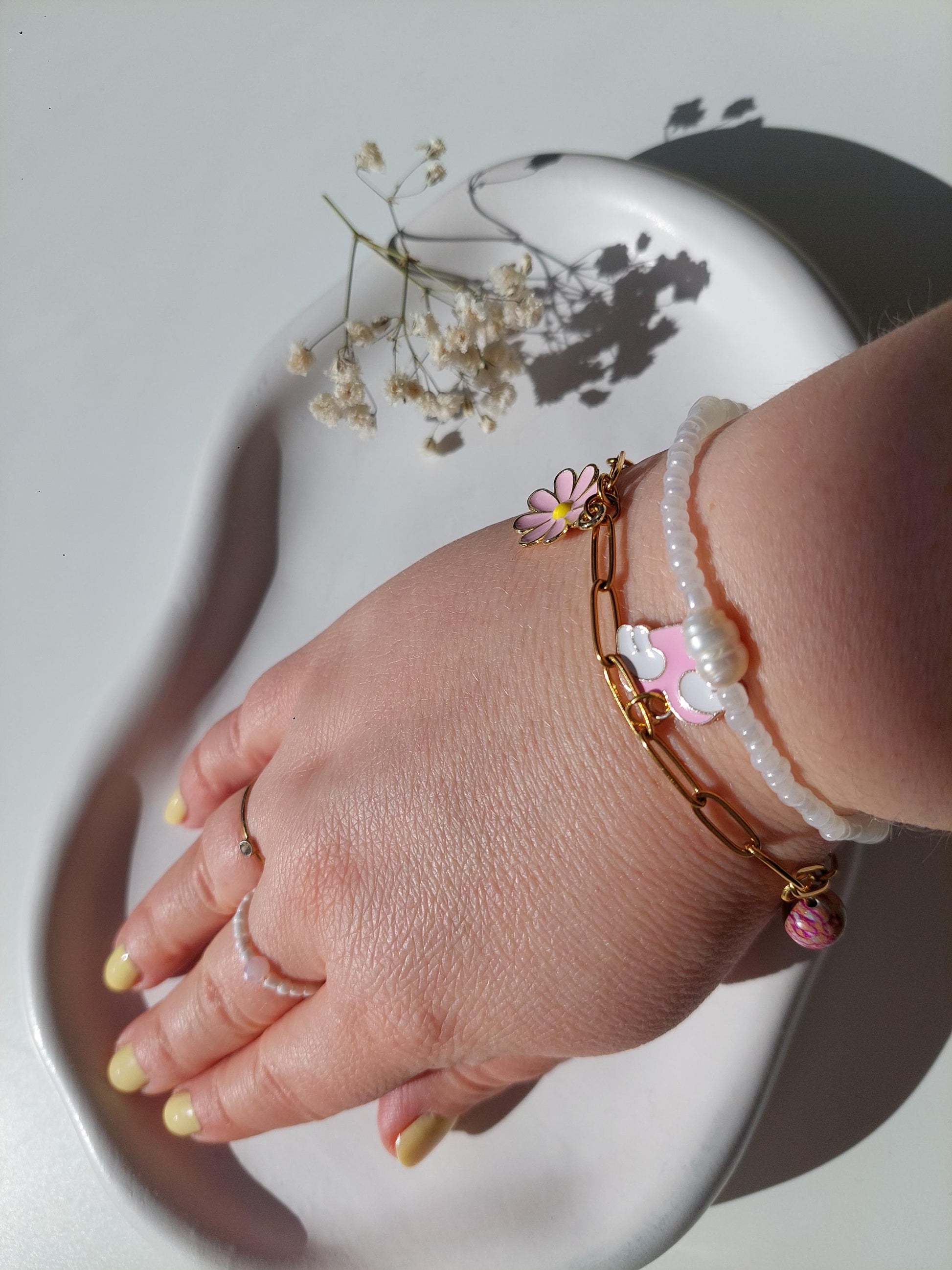 Verspieltes Charm-Armband mit Pfirsich, Blume & Herz – Vergoldetes Edelstahl Armband - Intuitive Armbänder, Summer Vibes, Spring Vibes, Boho