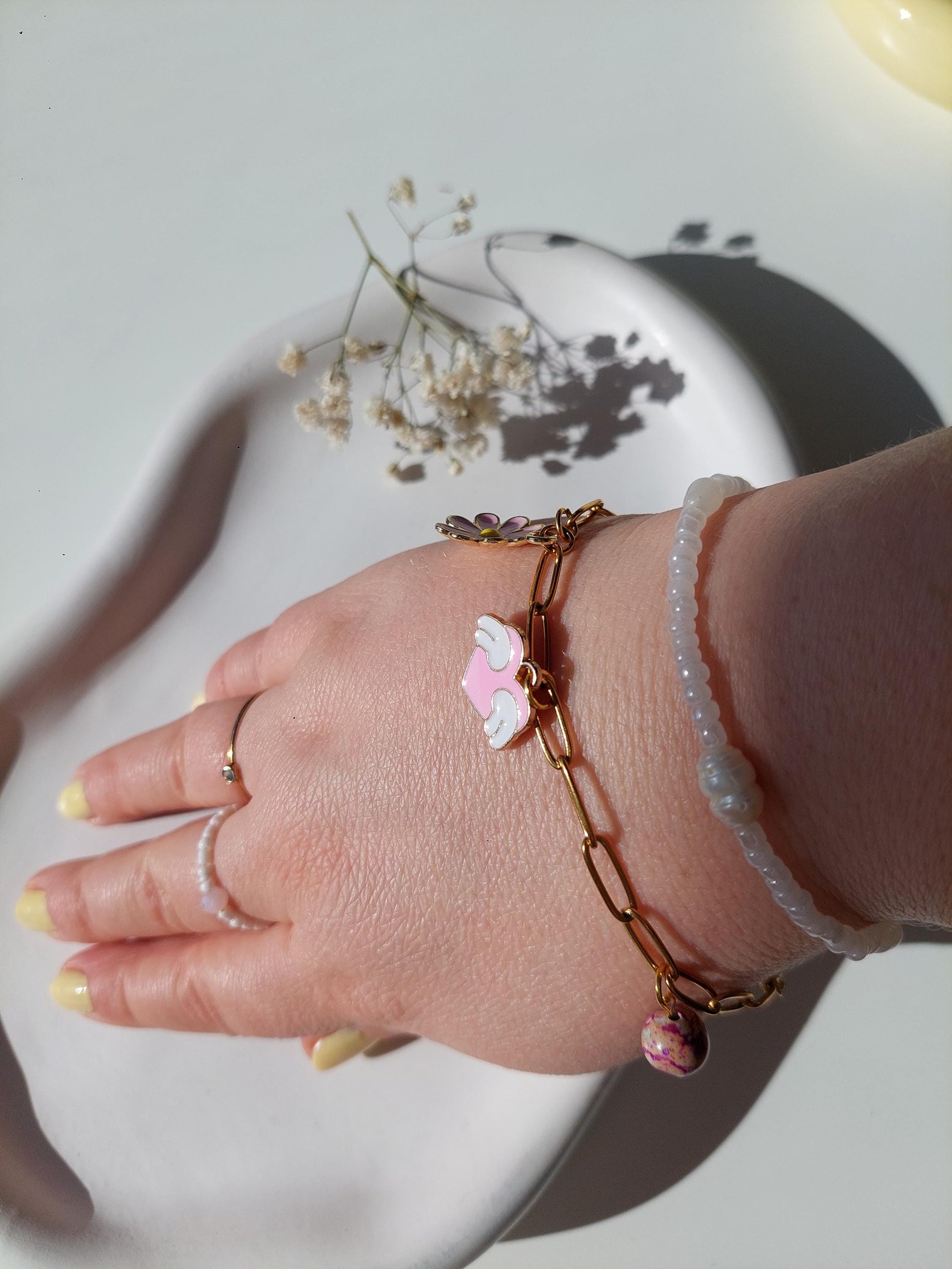 Verspieltes Charm-Armband mit Pfirsich, Blume & Herz – Vergoldetes Edelstahl Armband - Intuitive Armbänder, Summer Vibes, Spring Vibes, Boho