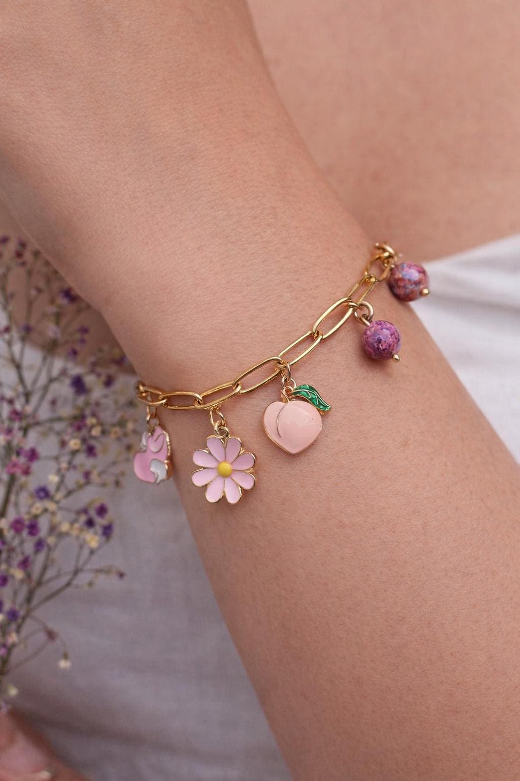 Verspieltes Charm-Armband mit Pfirsich, Blume & Herz – Vergoldetes Edelstahl Armband - Intuitive Armbänder, Summer Vibes, Spring Vibes, Boho