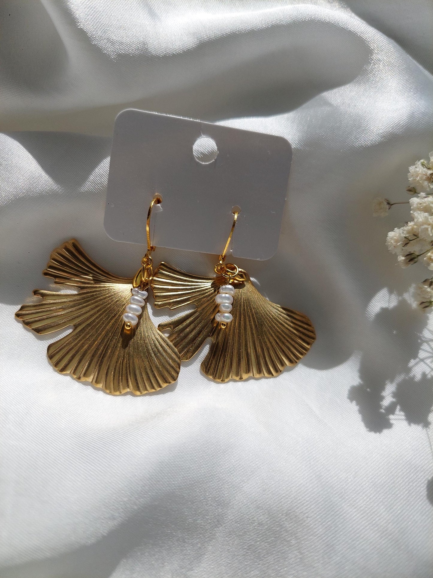 Vergoldete Ginkgo Ohrhänger mit Perlen – Elegante Statement Ohrringe - Boho - Muschelperlen - golden - Hängeohrringe - Elegant - Für Sie