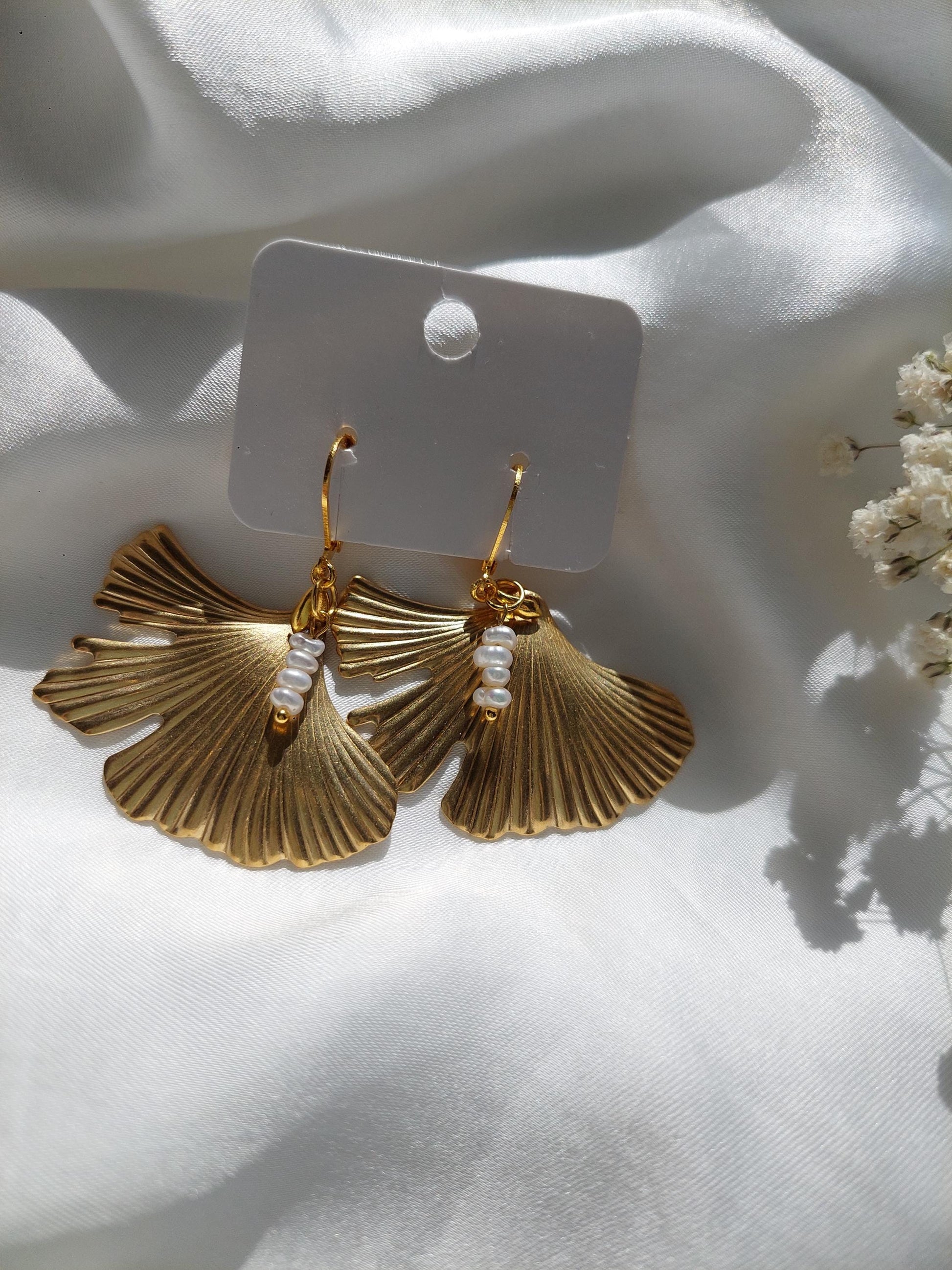 Vergoldete Ginkgo Ohrhänger mit Perlen – Elegante Statement Ohrringe - Boho - Muschelperlen - golden - Hängeohrringe - Elegant - Für Sie
