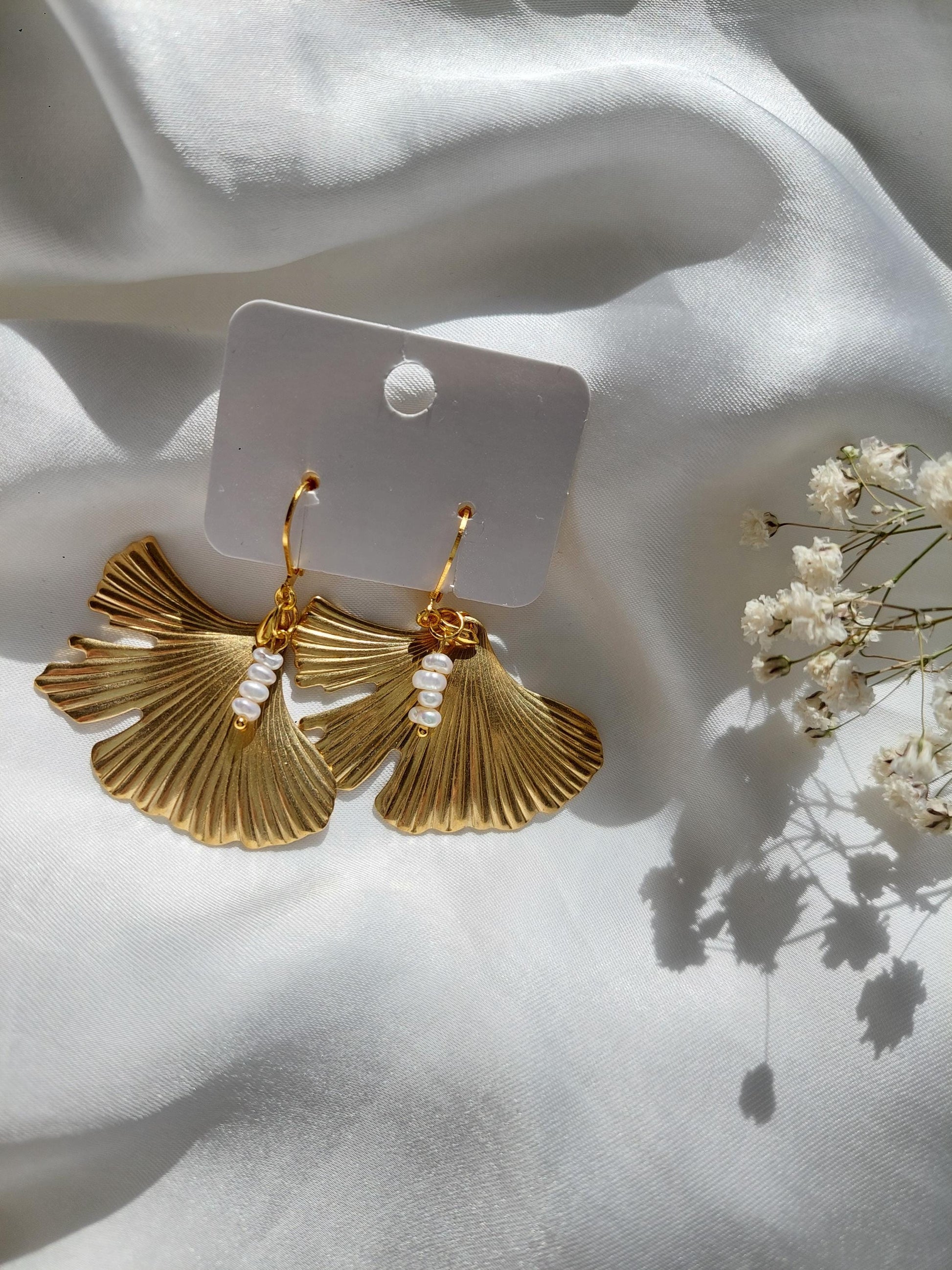 Vergoldete Ginkgo Ohrhänger mit Perlen – Elegante Statement Ohrringe - Boho - Muschelperlen - golden - Hängeohrringe - Elegant - Für Sie
