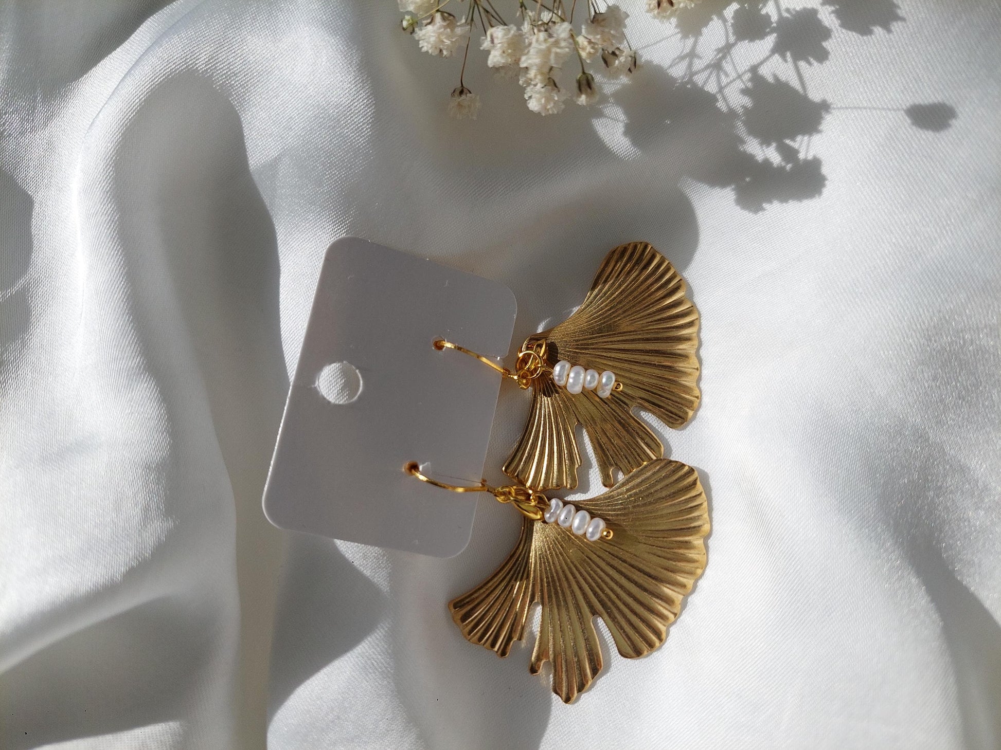 Vergoldete Ginkgo Ohrhänger mit Perlen – Elegante Statement Ohrringe - Boho - Muschelperlen - golden - Hängeohrringe - Elegant - Für Sie