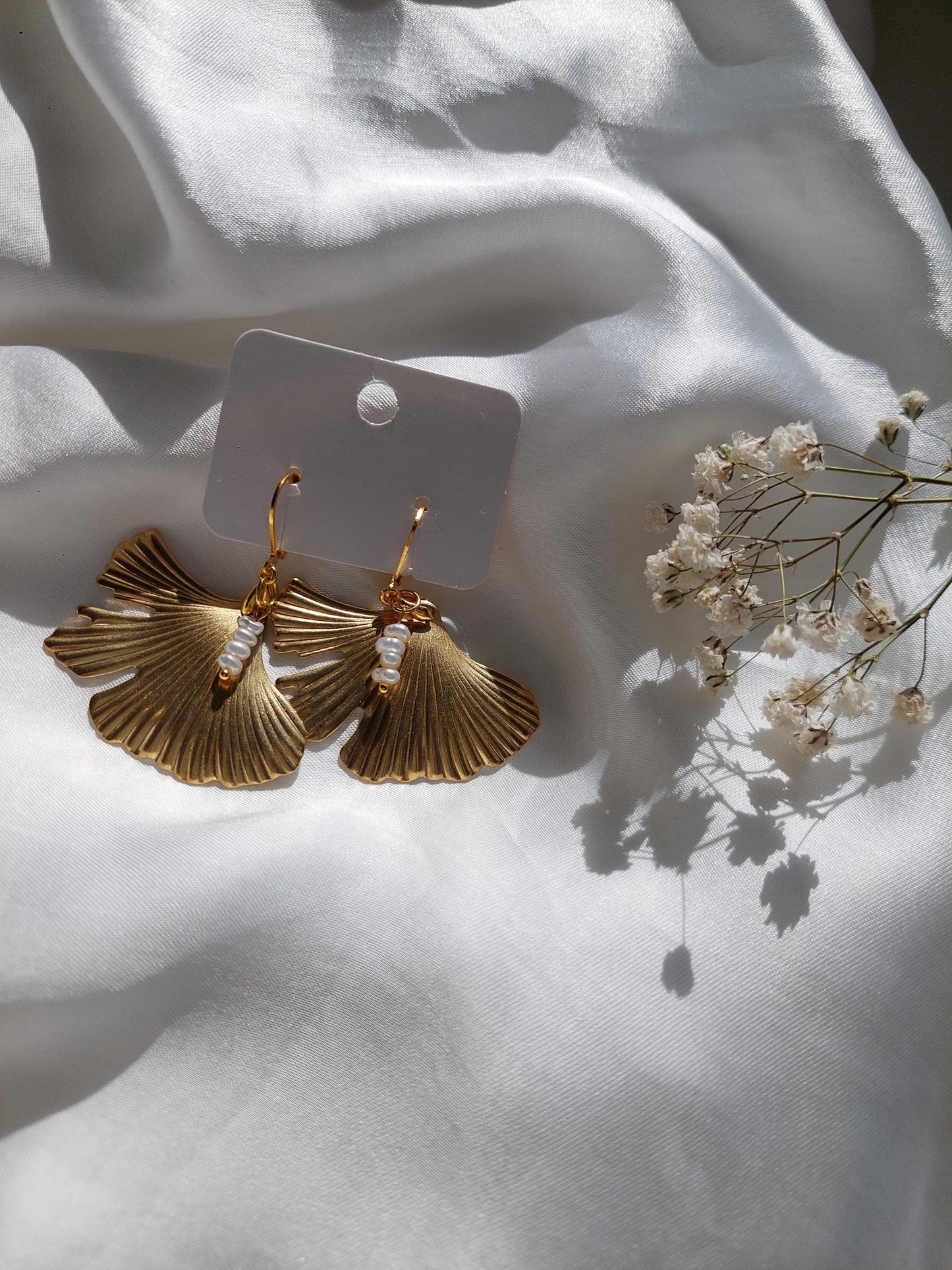 Vergoldete Ginkgo Ohrhänger mit Perlen – Elegante Statement Ohrringe - Boho - Muschelperlen - golden - Hängeohrringe - Elegant - Für Sie