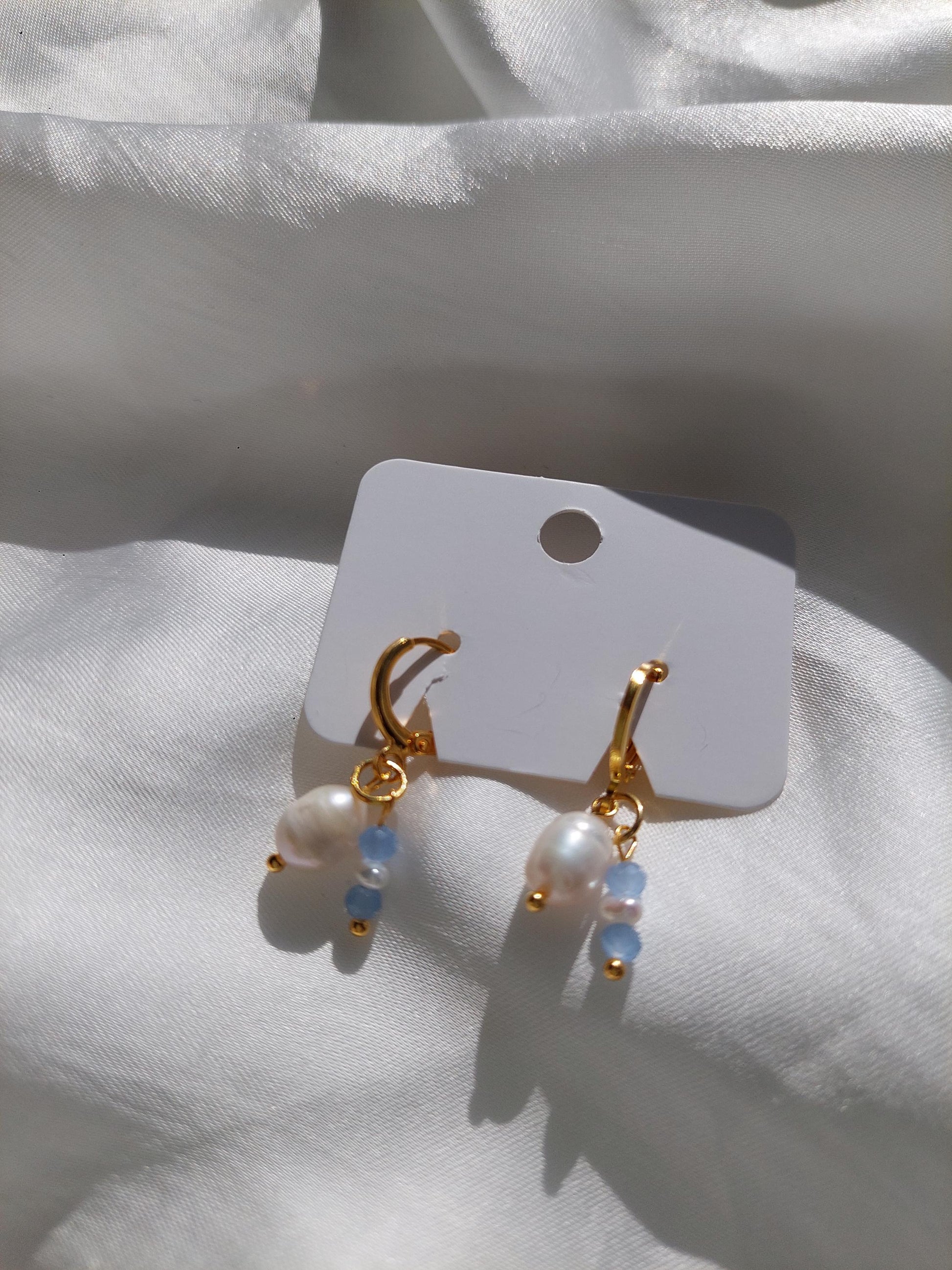 Vergoldete Perlen Creolen mit blauen Perlen – Zarte Edelstahl Ohrringe - Wedding - Gift For Her - Boho - Hängeohrringe - Muschelperlen