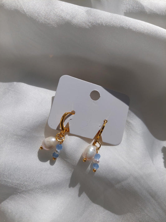 Vergoldete Perlen Creolen mit blauen Perlen – Zarte Edelstahl Ohrringe - Wedding - Gift For Her - Boho - Hängeohrringe - Muschelperlen